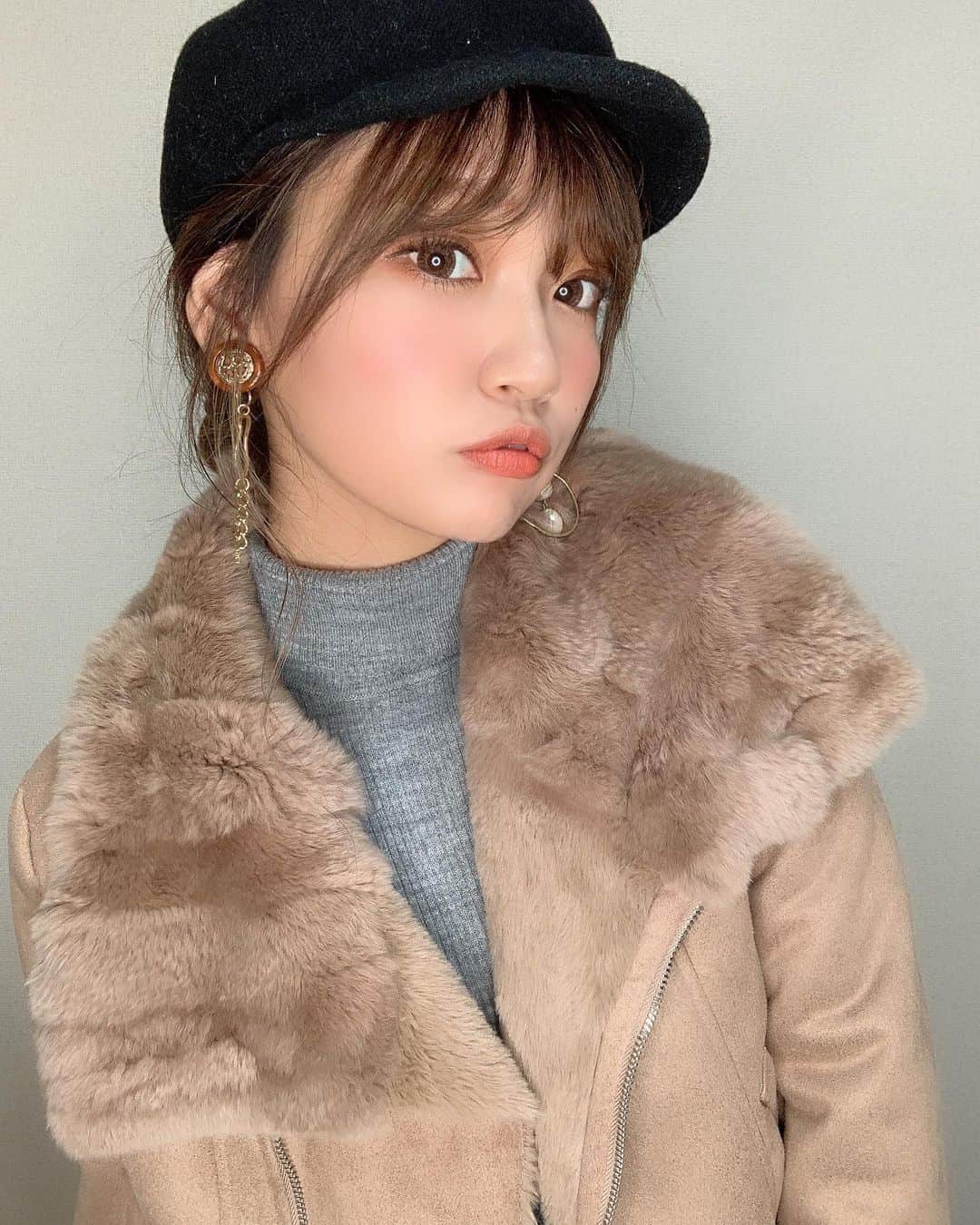 いっちゃん/嶋津 いつみのインスタグラム：「. . 本格的に寒くなる前に すでにアウターGETした🙆‍♀️💓w . . . . とりあえず使いやすいショート丈アウター✨ . . . . . @royalparty_official のだよ✌🏻 . . ムートンになってるから めっちゃ暖かいし ムートン特有の着膨れする感じもないデザインやから 着やすくて◎❤️ ❤️❤️ . . . カラバリは ホワイトとピンクもあったよ🥳 . . デザイン違いでミドル丈もあったから ムートンアウター探してる人は 見てみてー☺️💕 . . . . . .  #関西  #関西サロモ  #サロンモデル #サロモ #いっちゃん  #フリーモデル #関西モデル  #あざといっちゃん #かわいっちゃん #いっちゃんコーデ #ブライダルモデル #アレンジモデル #ヘアカラー  #ヘアアレンジ #くしゃ顔」