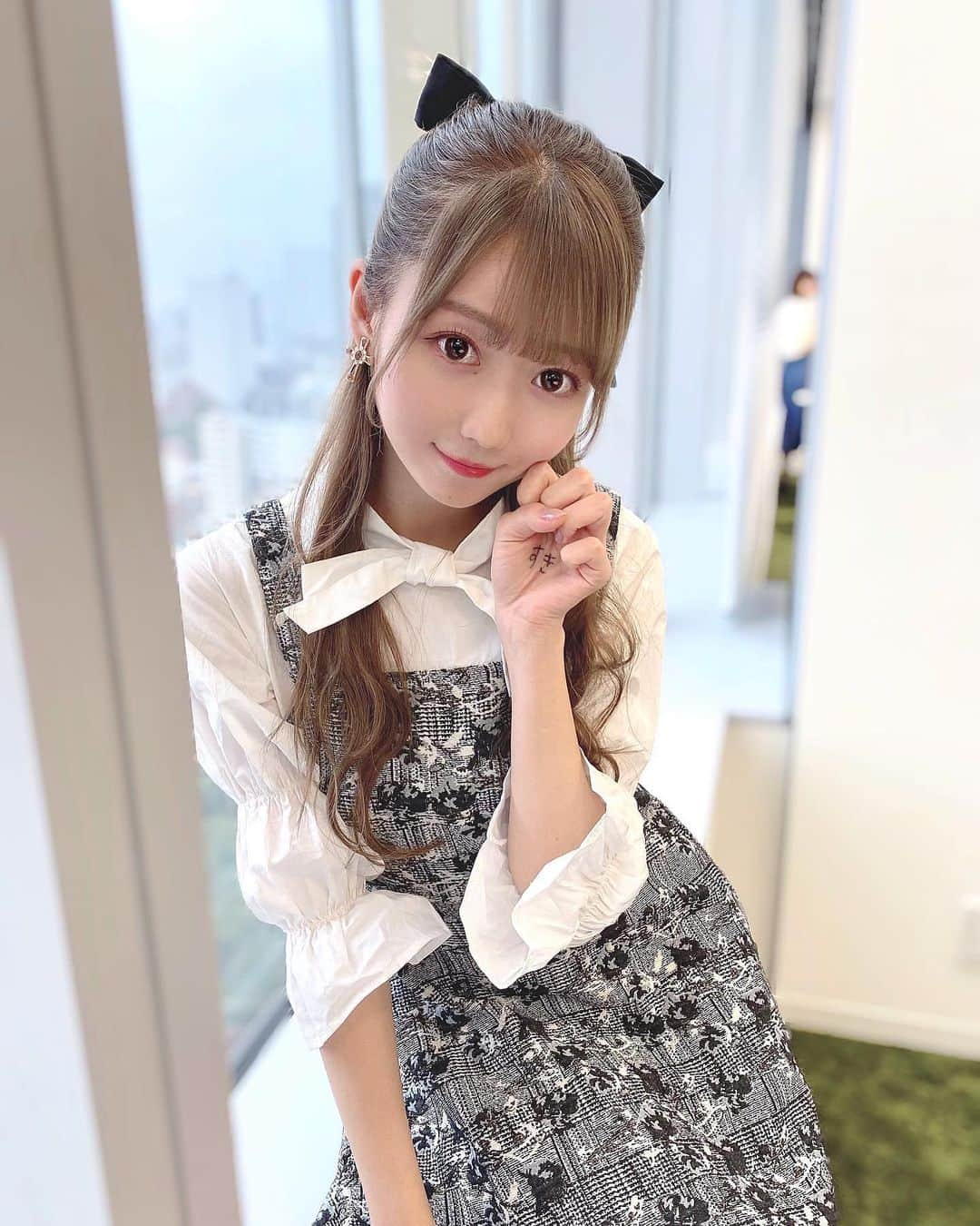 大谷映美里さんのインスタグラム写真 - (大谷映美里Instagram)「🖤 ㅤㅤㅤㅤㅤㅤㅤㅤㅤㅤㅤㅤㅤ この前のオンラインお話会のときのお洋服と髪型🐾 秋っぽいクラシカルな感じ（´-`）.｡oO 2部はひつじヘアー、3部は猫耳ハーフアップにしました🐑 ㅤㅤㅤㅤㅤㅤㅤㅤㅤㅤㅤㅤㅤ ♡ワンピ #tittyandco  ♡シューズ #swankiss  ♡イヤリング #liquem  ♡リボン #mepercent  ㅤㅤㅤㅤㅤㅤㅤㅤㅤㅤㅤㅤㅤ 昨日から受付だったサイン会、申し込んでくれたみなさん ありがとうございます！☺️昨日も沢山ありがとう✨」10月15日 21時38分 - otani_emiri