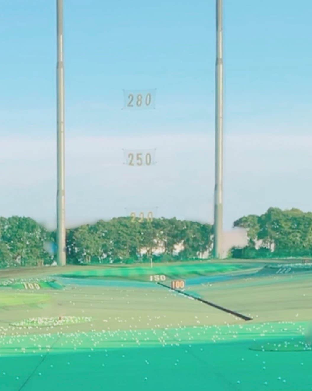栗田萌のインスタグラム：「打ちっぱなし⛳️🏌️‍♀️ この日私が打ったのは少しだけ。黙々と栗を食べていました🌰✨結果、父と姉のフォーム確認の動画撮影担当🤗📹 #ゴルフ #打ちっぱなし ⛳️⛳️💕」