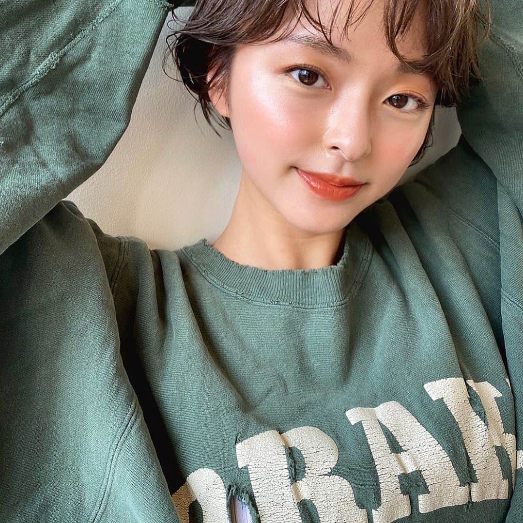 かおりのインスタグラム：「・ ・  お借りしたスウェット可愛いし いつもと違う雰囲気で新鮮🙆‍♀️  #スウェット　#秋」