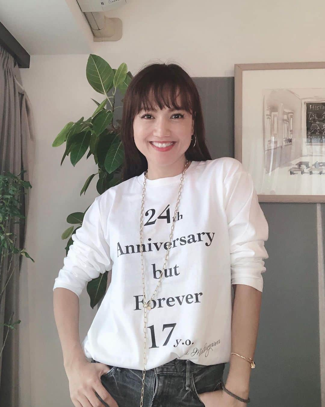 松澤由美さんのインスタグラム写真 - (松澤由美Instagram)「Este mês é o 24º aniversário da minha estreia.  Eu fiz uma camiseta   Este mes es el 24 aniversario de mi debut.  Hice una camiseta 👕  This month is the 24th anniversary of my debut.  I made a T-shirt 👕  今月23日でデビュー24周年💗 24周年Tシャツを、デザイナー @pecori_na_design ちゃんが デザインしてくれましたぁ💗 Pecorinaちゃんの、サイトでも販売されてるかな？ こちらのロングチェーンネックレスも、 シンプルなTシャツ、トップス、 そしてワンピースなんかの引き締めに バッチリ💗  私のこちらの24周年Tシャツは、まずは 今月24.25日に行われる 『松澤由美と宇宙ソングの旅~実は24周年~』で物販予定です💗  #yumimatsuzawa #松澤由美  #singer  #singerlife  #oscavaleirosdozodiaco  #聖闘士星矢  #機動戦艦ナデシコ #ひぐらしのなく頃に  #幻想マネージュ  #ロボティクスノーツダッシュ #アニソン #アニソンカバーアルバム #アニソンカバーアルバム発売決定 #松澤由美アニソンカバーアルバム #松澤由美のアニソンフラッグ #アニフラ #アニメ #アニメ好きと繋がりたい #youtube #youtuber #youtubechanel #24th」10月15日 21時41分 - yumimatsuzawa