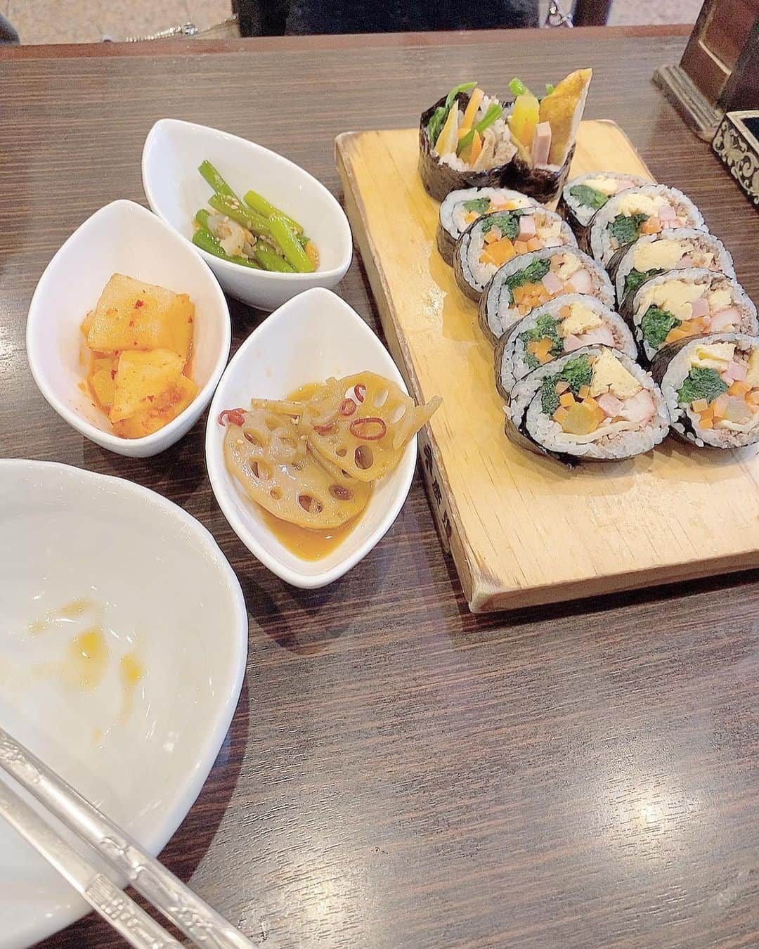 山下彩耶さんのインスタグラム写真 - (山下彩耶Instagram)「この前お休みの日に韓国料理食べにいってきたの〜〜 ほどよく辛いものは大好き🇰🇷  最近の悩みが外に出る時上着着てくけど暑くてなかったら帰り寒い問題🧐 ・ ・ #韓国料理 #キンパ #新大久保」10月15日 21時43分 - saya_chan1207