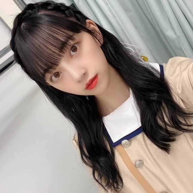 堀未央奈さんのインスタグラム写真 - (堀未央奈Instagram)「#24  乃木坂46 堀未央奈 公式ブログ 2020/10/15 20:42  今日10月15日で 24歳になりました〜！  たくさんのお祝いをしてくださり 本当に本当にありがとうございます。  この24年間いろんなことがあって、 いまこうして楽しくやりがいを感じながら 毎日を過ごせていることを幸せに思います。 周りの方々に恵まれているし 夢や目標を叶えられる、追える環境にもいれて そしてだいすきな乃木坂46で 1メンバーとして過ごせていて よかったなって思うことばかりです。  今年はどんな年になるかな... たくさんのことに挑戦して開拓して 自分探しの旅のような一年にしたいと思います。  そして周りの人を、幸せにできるような 強くて優しい人でありたいと思います。  こんな私ですが24歳の堀未央奈も 堀未央奈らしくがんばりますので 応援よろしくお願いします...>_<...  大好きです♡  あ、今日は家族がご馳走作って 待っててくれるんだ〜 楽しみすぎます　うふへふひひひひ わたし、赤だしの味噌汁が大好きなので 赤だしの味噌汁は必須にしてもらいました。笑  またインスタ載せますね  2020.10.15  http://blog.nogizaka46.com/miona.hori/smph/2020/10/058426.php #堀未央奈生誕祭 #HappyMionaDay #堀未央奈生誕前夜祭 #堀未央奈生誕祭2020 #24歳 #ありがとう23歳 #堀未央奈 #HoriMiona #みおな #ハッピーバースデー #お誕生日おめでとう #乃木坂46 #2期生 #岐阜県 #東京 #ピース」10月15日 21時43分 - horimiona46