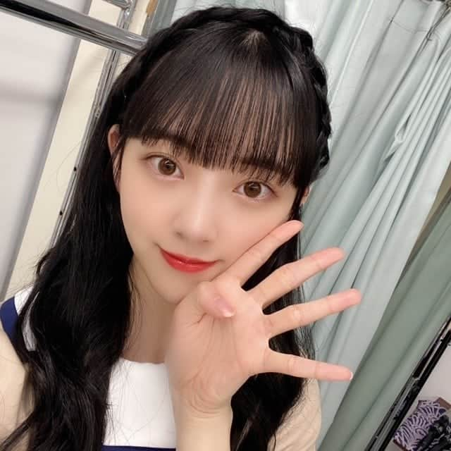 堀未央奈さんのインスタグラム写真 - (堀未央奈Instagram)「#24  乃木坂46 堀未央奈 公式ブログ 2020/10/15 20:42  今日10月15日で 24歳になりました〜！  たくさんのお祝いをしてくださり 本当に本当にありがとうございます。  この24年間いろんなことがあって、 いまこうして楽しくやりがいを感じながら 毎日を過ごせていることを幸せに思います。 周りの方々に恵まれているし 夢や目標を叶えられる、追える環境にもいれて そしてだいすきな乃木坂46で 1メンバーとして過ごせていて よかったなって思うことばかりです。  今年はどんな年になるかな... たくさんのことに挑戦して開拓して 自分探しの旅のような一年にしたいと思います。  そして周りの人を、幸せにできるような 強くて優しい人でありたいと思います。  こんな私ですが24歳の堀未央奈も 堀未央奈らしくがんばりますので 応援よろしくお願いします...>_<...  大好きです♡  あ、今日は家族がご馳走作って 待っててくれるんだ〜 楽しみすぎます　うふへふひひひひ わたし、赤だしの味噌汁が大好きなので 赤だしの味噌汁は必須にしてもらいました。笑  またインスタ載せますね  2020.10.15  http://blog.nogizaka46.com/miona.hori/smph/2020/10/058426.php #堀未央奈生誕祭 #HappyMionaDay #堀未央奈生誕前夜祭 #堀未央奈生誕祭2020 #24歳 #ありがとう23歳 #堀未央奈 #HoriMiona #みおな #ハッピーバースデー #お誕生日おめでとう #乃木坂46 #2期生 #岐阜県 #東京 #ピース」10月15日 21時43分 - horimiona46