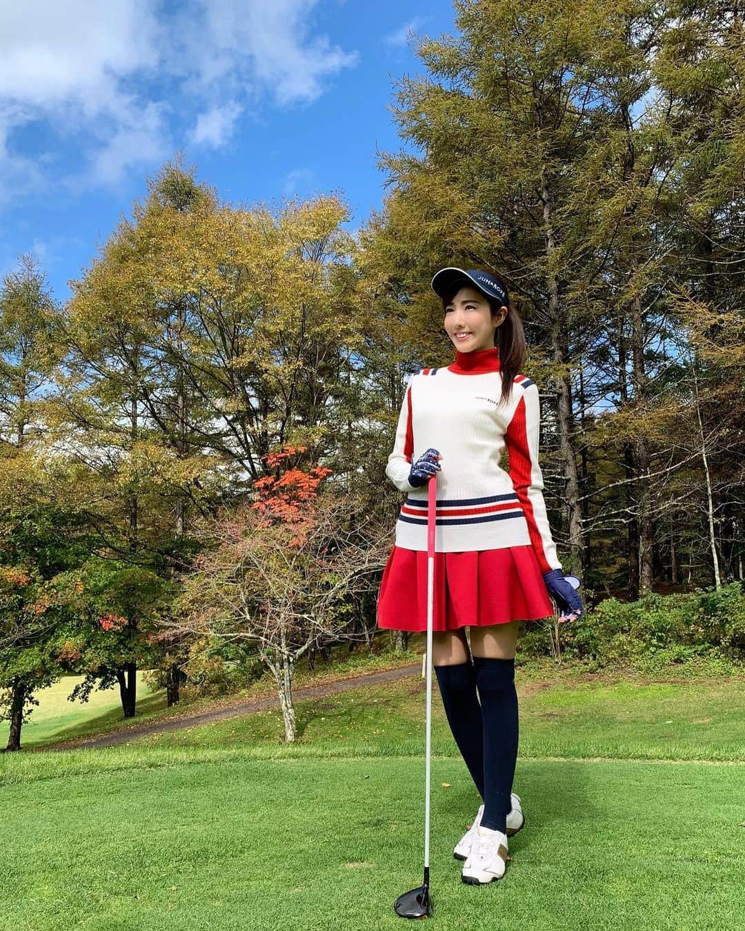 松本あゆ美さんのインスタグラム写真 - (松本あゆ美Instagram)「. 軽井沢の紅葉ショットをもう一つ🍁 木々もウエアも赤く色付いています。 . トップスはウエスト周りにもラインが入っているので、 スカートから出して着ても可愛いです😍 . . Tops・Skirt・Sun visor：@junandrope Golf club：@callawaygolf_japan . . #junandrope #ジュンアンドロペ  #callaway #キャロウェイ #紅葉ショット  #golfstagram #golfgirl #golfwear  #ゴルフ女子 #ゴルフ女子コーデ  #ゴルフ好きな人と繋がりたい  #軽井沢ゴルフ #太平洋クラブ軽井沢リゾート  #気象予報士 #セントフォース #お天気お姉さんの日常」10月15日 21時45分 - ayumi_matsumoto_1124