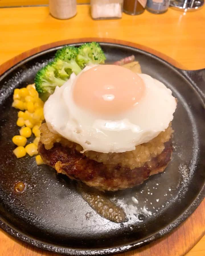 樫原伸彦のインスタグラム：「大井町の住宅街にある ハンバーグ屋さんにダイブ！  「Hamburg diner maru」さん  トマトサラダ◎ スープ◎ シャリビアンハンバーグ◎◎◎ 目玉焼きトッピング  ライス付き  税込み1430円◎  オープンキッチンなので、ハンバーグのタネを叩いて蒸し焼きにして鉄板に載せるまでの過程が丸っとみられるライブ感もグー！  アンチョビ醤油に漬けた玉ねぎのみじん切りタップリ。 甘辛のシャリビアンソース最高！  このクオリティで、このお値段は破格だと思います。  そういえば Twitterに酔っぱらってネタを投下したら バズってて焦りましたｗ  やっと落ち着きましたけど 17,000 RT 44,000 ❤️ 3,860,000 view  今までで一番のアタックでしたｗ 普段タレントさん達はこういう目に遭ってるんだな〜と良い体験になりました。 これぐらい反応があると辛辣なご意見もちらほらですが また変に炎上しても困るのでレスはしません。  ハンバーグは食べるけど 反駁（はんばく）はしない。 的なｗ  #ダジャレ #ハンバーグ #洋食 #定食 #キッチン #大井町 #レストラン #肉 #トマト #スープ #グルメ #食べ歩き #hamburg #meat #dinner #foodie #yummy #delicious #tokyo #shinagawa #ooimachi #soup #tomato」