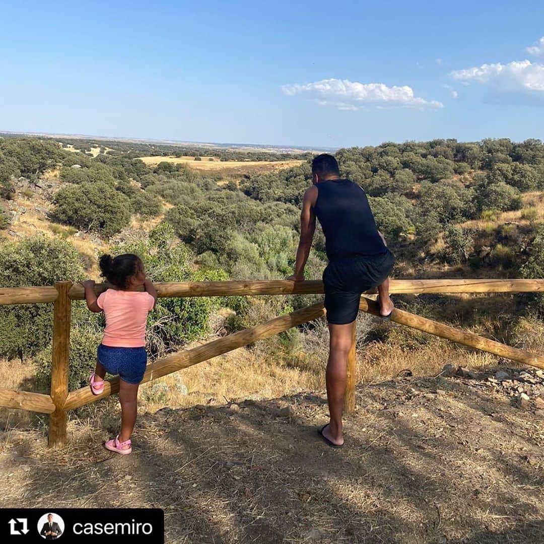 アナ・マリア・カゼミーロのインスタグラム：「Meus Amores❤️👨‍👧 #Repost @casemiro with @make_repost ・・・ ❤️」