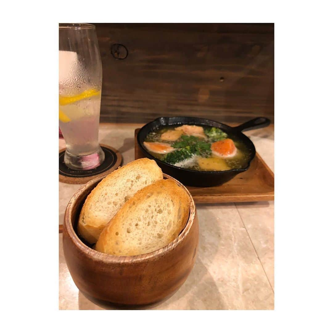 戸田華鈴さんのインスタグラム写真 - (戸田華鈴Instagram)「Twitterにも載せましたが🤤 今日は、お仕事終わりに矢野あさひ(@yano_asahi )が経営する「HItoIKI」に🥺✨ 久しぶりにお酒を飲んだので、顔真っ赤だし化粧濃いし顔がいつもと違いますが、、、笑 相変わらずの料理の美味しさで、帰り際沢山テイクアウトしちゃった(*´艸`)❣️一人で行ったのに余裕で、2人前超える料理を頼んでしまった笑笑 元々あさひの手料理は美味しかったから、また食べる事が出来て嬉しかったな…… しかもね、エースになるっちゃの時の写真も貼ってくれてたよ✌️ 武田玲奈ちゃんと市川美織ちゃんとの写真🤤実は台本に「HItoIKI」のステッカー貼ってるんだ(*´艸`)」10月15日 21時53分 - karintsuji