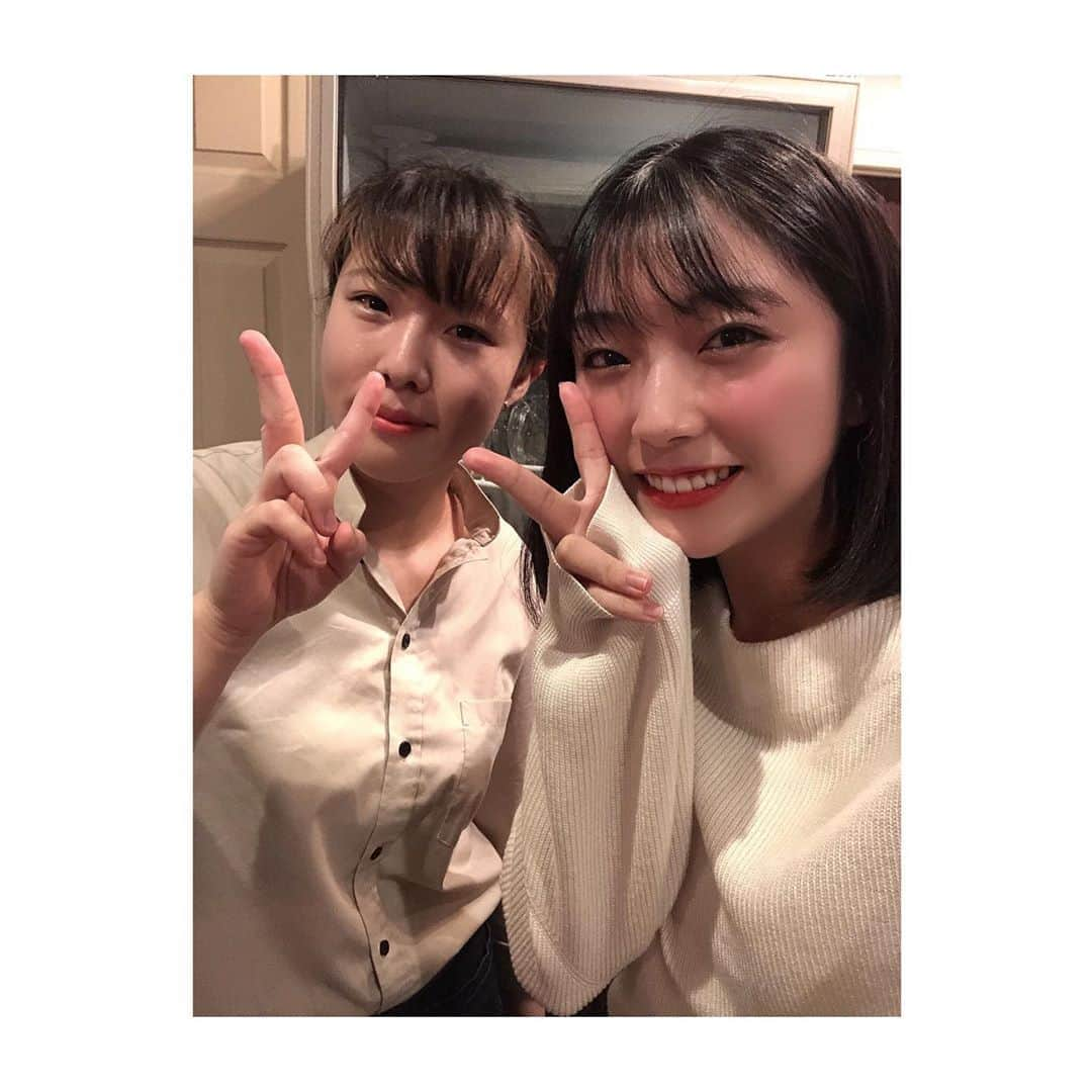 戸田華鈴さんのインスタグラム写真 - (戸田華鈴Instagram)「Twitterにも載せましたが🤤 今日は、お仕事終わりに矢野あさひ(@yano_asahi )が経営する「HItoIKI」に🥺✨ 久しぶりにお酒を飲んだので、顔真っ赤だし化粧濃いし顔がいつもと違いますが、、、笑 相変わらずの料理の美味しさで、帰り際沢山テイクアウトしちゃった(*´艸`)❣️一人で行ったのに余裕で、2人前超える料理を頼んでしまった笑笑 元々あさひの手料理は美味しかったから、また食べる事が出来て嬉しかったな…… しかもね、エースになるっちゃの時の写真も貼ってくれてたよ✌️ 武田玲奈ちゃんと市川美織ちゃんとの写真🤤実は台本に「HItoIKI」のステッカー貼ってるんだ(*´艸`)」10月15日 21時53分 - karintsuji