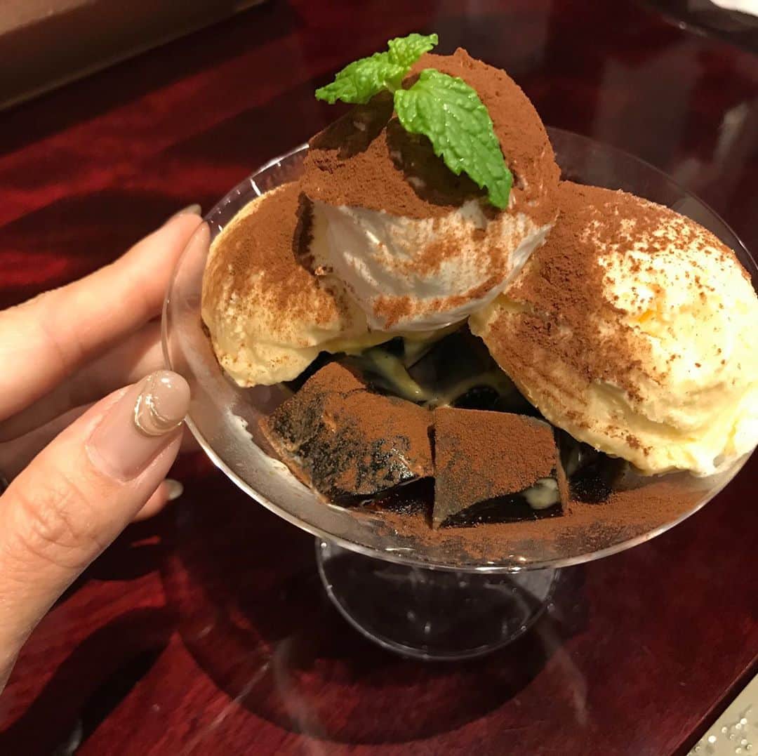 のインスタグラム：「仁左衛門さんの艶やかさに恋をして💘  お気に入りのお店で薬膳鍋と馬刺しをいただき🍲  玉三郎さんの楽屋を拝見（映像）してから、楊貴妃の美しさに言葉を失い✨  真っ直ぐ帰りたくなくて、デザート🍨😆💓  事務作業もスタッフのおかげで順調👍🏻 新しいスタッフの真心に気持ちが柔らかくなる💓 モチベーションを上げてくれる、美しいハートに感謝💖  好きな人たちとの関係性が深まるのを感じる。 信じてくれる。 信じられる。  幸せだなぁ🥰  エネルギー満タン❣️ 私も、頑張らなくちゃ🔥  #Ballet #Dancer #バレエ #バレエダンサー #芸術 #芸術観賞 #舞台 #stage #美の世界  #Iwaki Ballet Company #バレエ教室 #美しい #楽しい #人生 #歌舞伎 #坂東玉三郎 #仁左衛門 #楊貴妃 #楽屋 #銀座カフェ #スタッフ #幸せ #頑張る #井脇幸江」