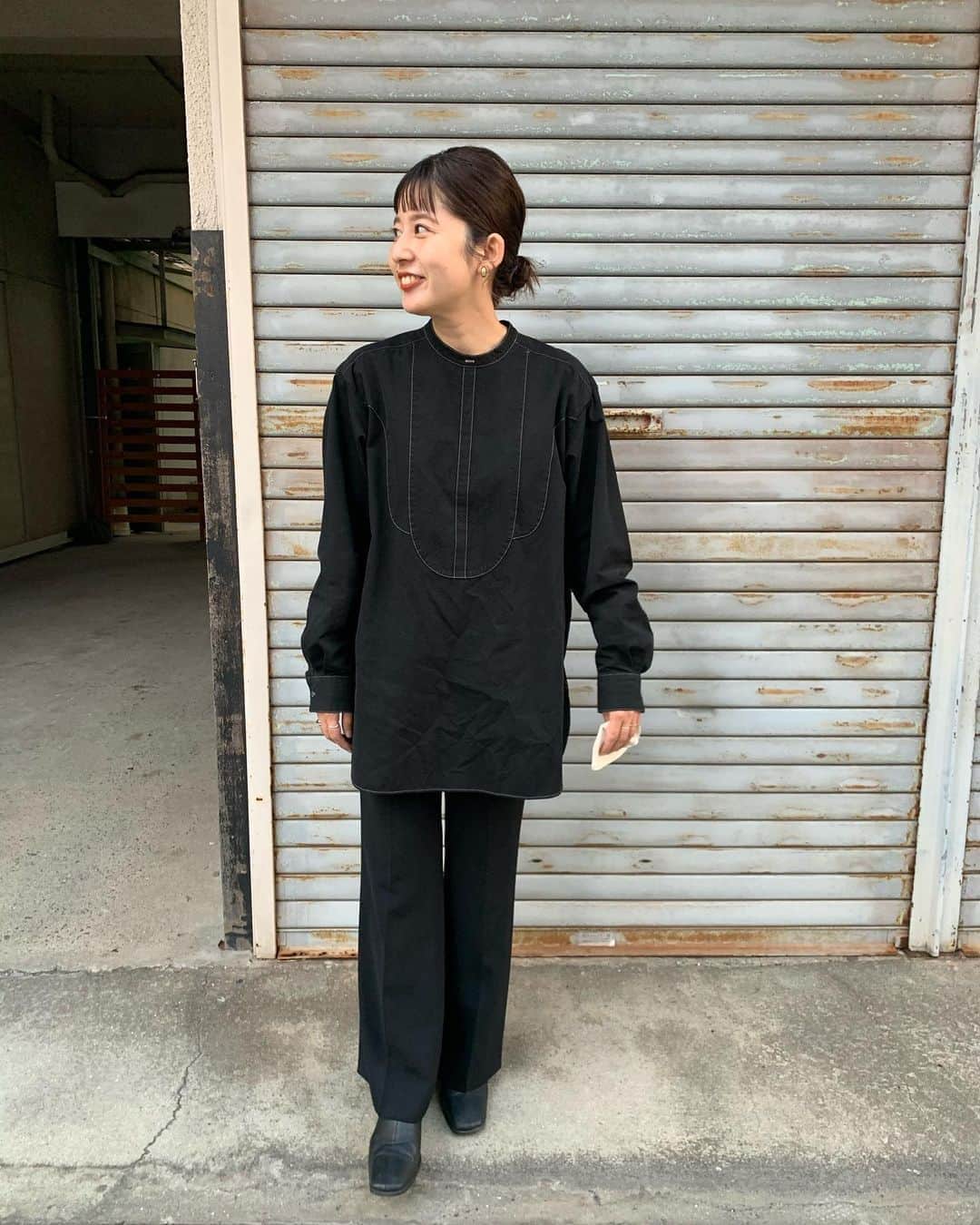 のインスタグラム：「﻿ 　﻿ なんかシャツしわしわ🤫﻿ ﻿ ﻿ ﻿ 久々に水口さんに撮ってもらってにやにやしてる😂﻿ 一緒に働いてたのが懐かしい〜🌿﻿ ﻿ ﻿ #ファッション#コーデ#コーディネート#fashion #coordinate #code #オシャレ #ootd #outfit #wear﻿」