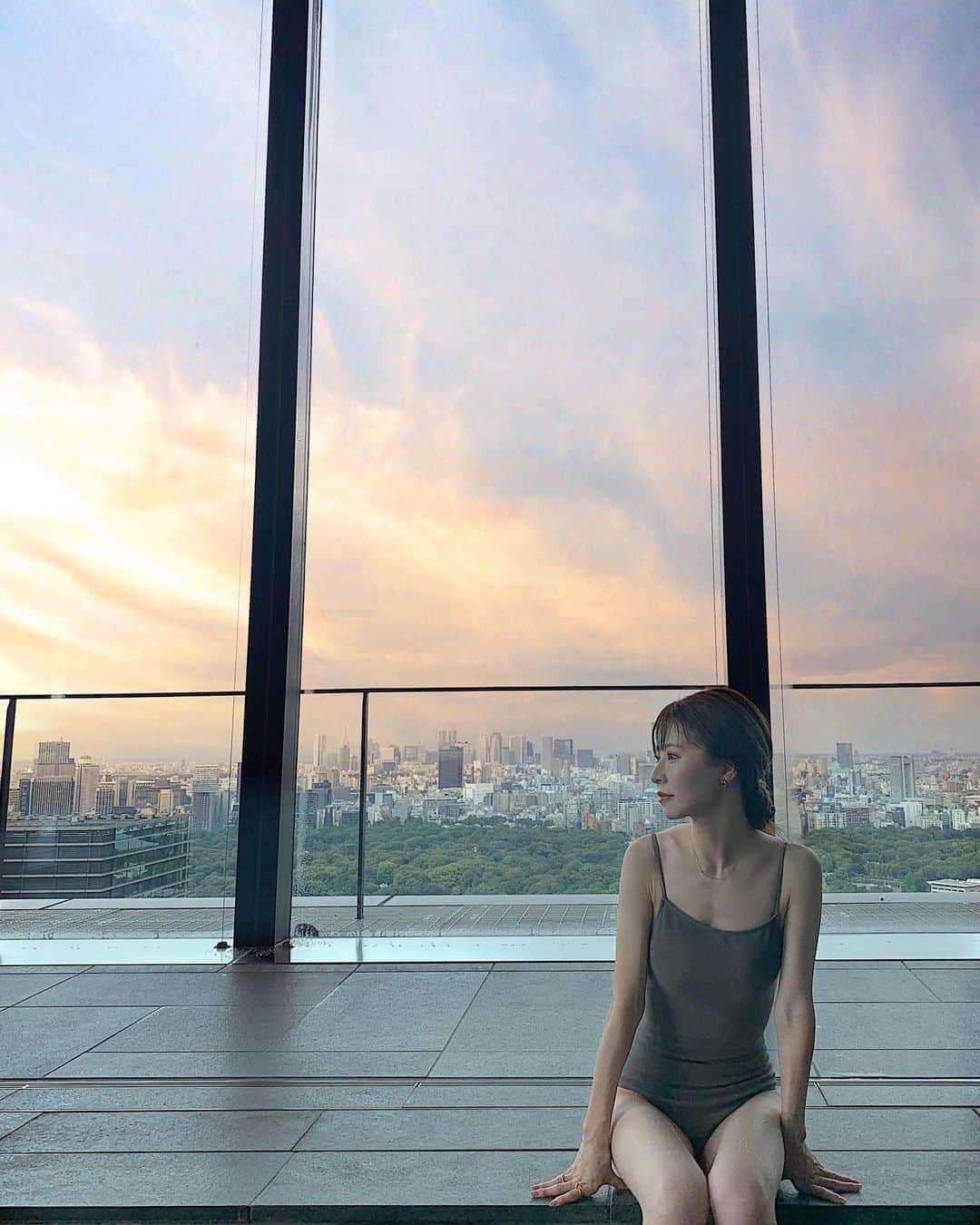 のインスタグラム：「@aman_tokyo で特にテンション上がったプール🌙  朝、夕方、夜どの時間帯も それぞれの雰囲気があって綺麗だった、、🏊🏻♡  #amantokyo」