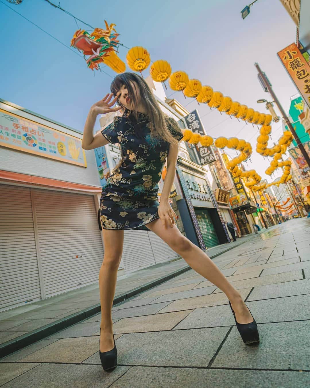 高橋さくらのインスタグラム：「* * ギャップ萌えっ！  * * て、なんだ。笑 言葉をつけられなくてなかなかアップできなかったいちまい。  ハロウィンちかいということで！笑  #チャイナドレス  #中国 #中華街 #龍 #セクシー #黒 #カメラマン  #撮影 #スナップ #モデル #かっこいい #ポートレート #splus_cameraclub  #かずさん写真部  #横浜」