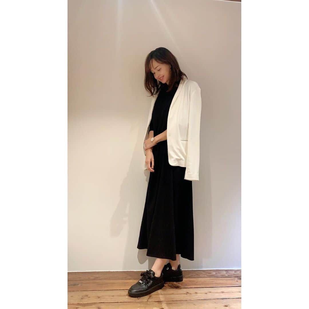 のインスタグラム：「雨で  グッと気温が下がって寒くなりましたね。  風邪ひかないように気をつけてね。  気温差で夜になったら子供達は鼻ずるずるでてきました😢  布団蹴って冷やさないように 母は夜中も布団パトロール！  #jacket #akte  #op @stylemixer  #shoes @balr_jpn」