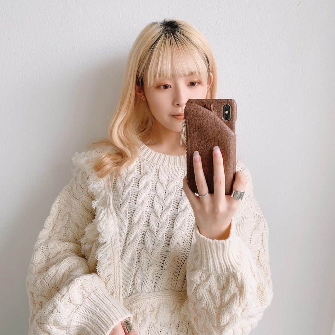 Vannie Officialのインスタグラム：「【VANNIE U フリンジ切替えニット】4,200+tax ⠀  《styling》 今年らしいスタイルにぴったりなフリンジ切替ニット♡ さまざまなケーブル編みを組み合わせた凝ったデザインが魅力！ カラーパンツやデニムなどのシンプル合わせでも着映えする一枚に仕上げました◎  《detail》 大胆なパッチワークデザインとフリンジのディテールが最高にかわいい♡ 暖かみのあるざっくりとしたニットが秋冬のスタイルの後押しをします♪  ⠀ 《fabric》 チクチク感のない暖かい風合いのニット使用 ⠀ ⠀ #vannie_u#ヴァニーユー #ZOZOでしか買えない⠀⠀ お問い合わせはDMまでご連絡ください‪‪☺︎‬」
