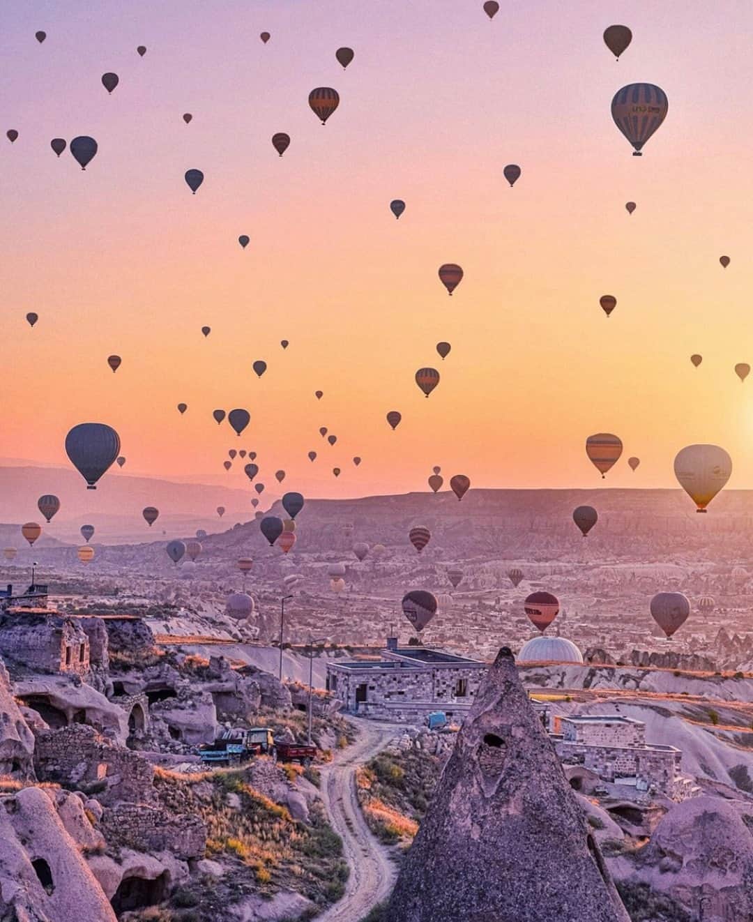 Earth Picsさんのインスタグラム写真 - (Earth PicsInstagram)「Magical mornings in Cappadocia 🎈Tag someone you’d ride a hot air balloon with! 📷@iamtravelr」10月15日 22時00分 - earthpix
