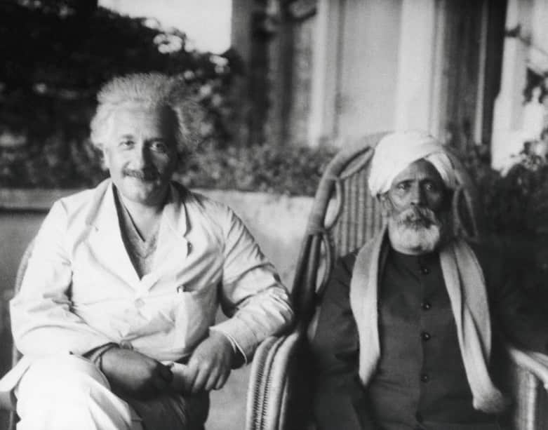 アルベルト・アインシュタインさんのインスタグラム写真 - (アルベルト・アインシュタインInstagram)「#ThrowbackThursday: Albert Einstein and Indian professor Dhondo Keshav Karve photographed together in the late 1920s.」10月15日 22時01分 - alberteinstein