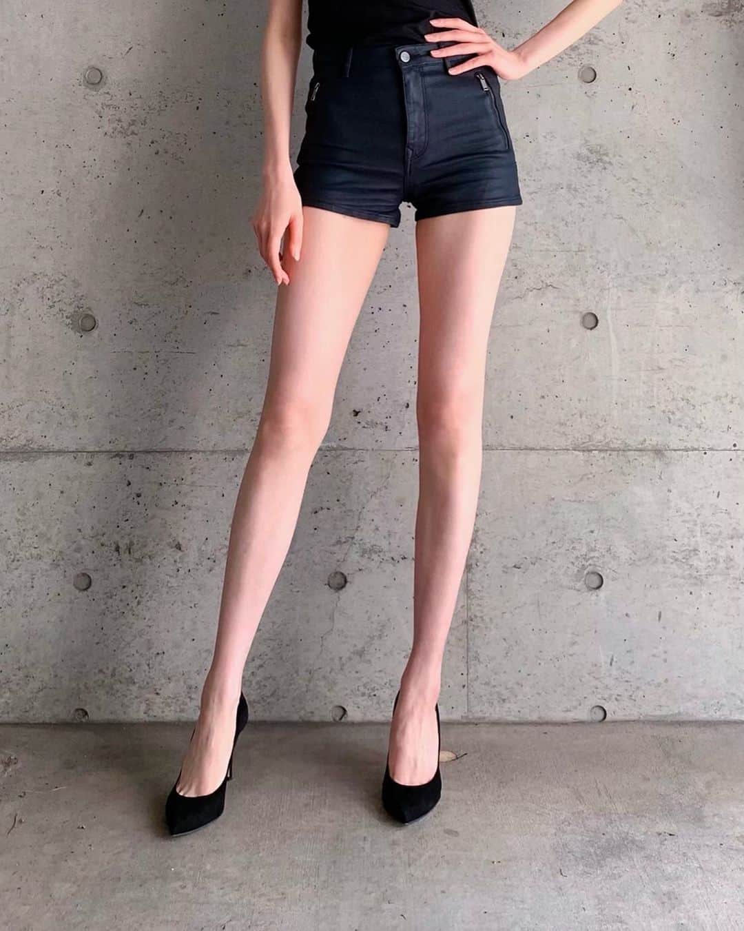 彦坂桜さんのインスタグラム写真 - (彦坂桜Instagram)「美脚を保つためにしていること✔️ 鏡を見ながらいろんなポーズをとり、脚が美しく見える自分の角度を知る。  変化して欲しいところ、欲しくないところ、毎日チェックして理想の脚になれるように向き合います👀✨」10 ...