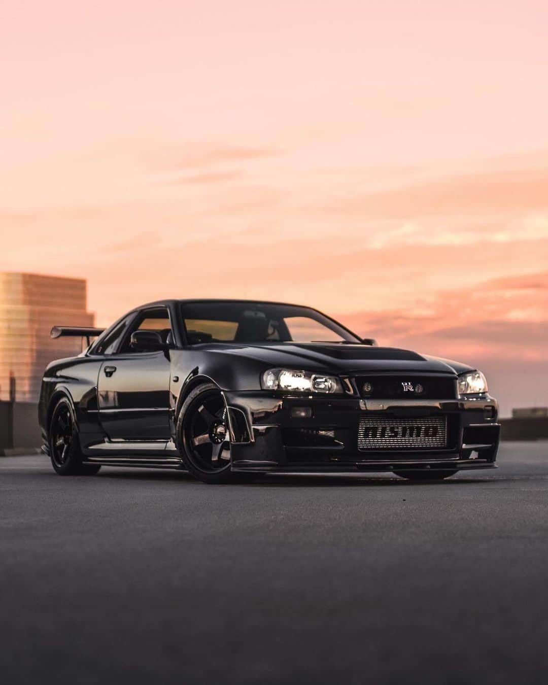 CARLiFESTYLEさんのインスタグラム写真 - (CARLiFESTYLEInstagram)「This Skyline R34 GTR hits the spot. 👍🏽or👎🏽? Photo by @jatienza.photo \ Owner @c2collab #carlifestyle #R34 #GTR #Vspec」10月15日 22時03分 - carlifestyle