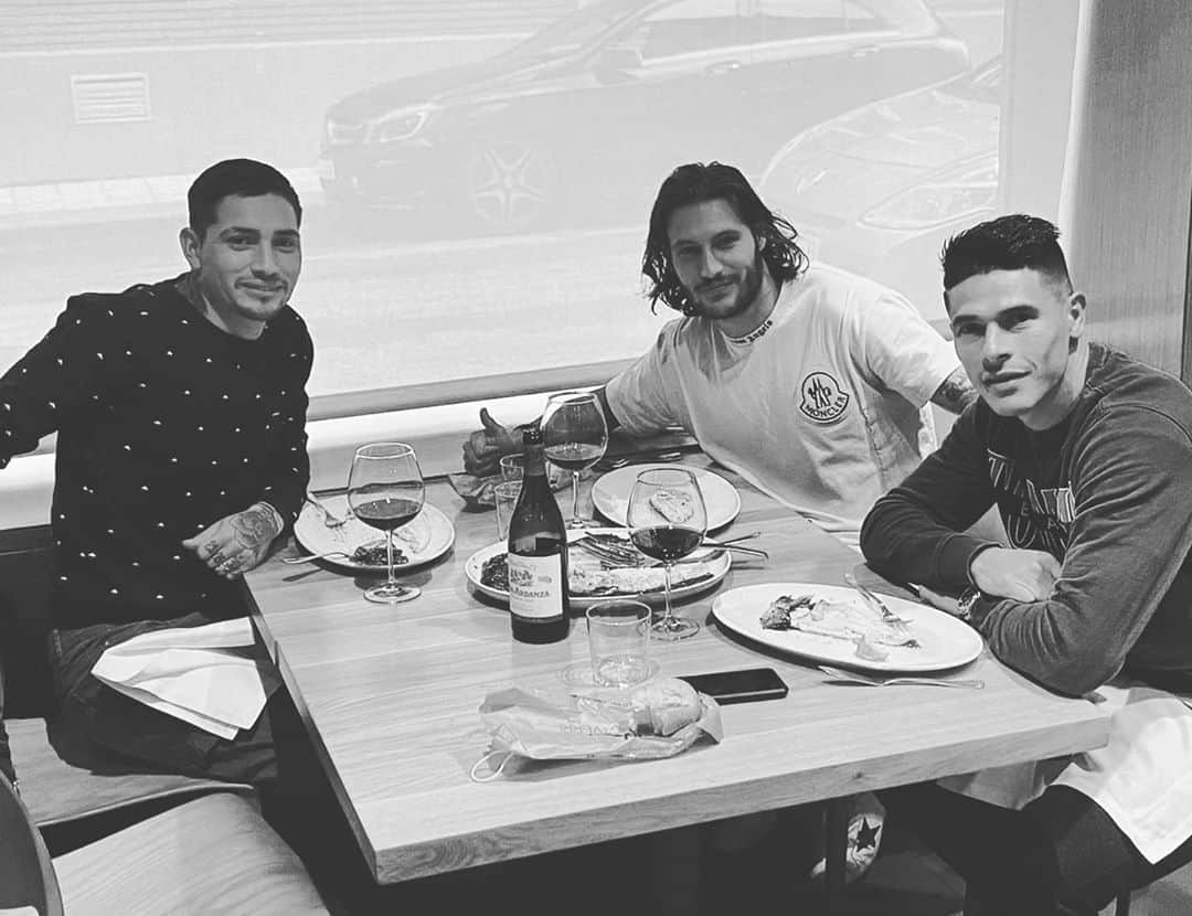ファクンド・ロンカリアのインスタグラム：「Almuerzo con la banda 😎🍷」