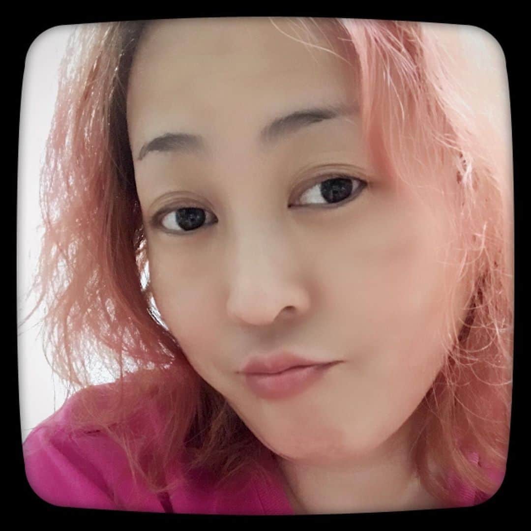 心幸 -Miyuki-さんのインスタグラム写真 - (心幸 -Miyuki-Instagram)「. . 髪色チェンジ✨ もっと赤を目指したけど、ピンクになってしまった💦 笑 . まぁいい感じ⁉️ . #マニックパニック #カラーチェンジ  #すっぴん #20201015」10月15日 22時14分 - healingxpoppy