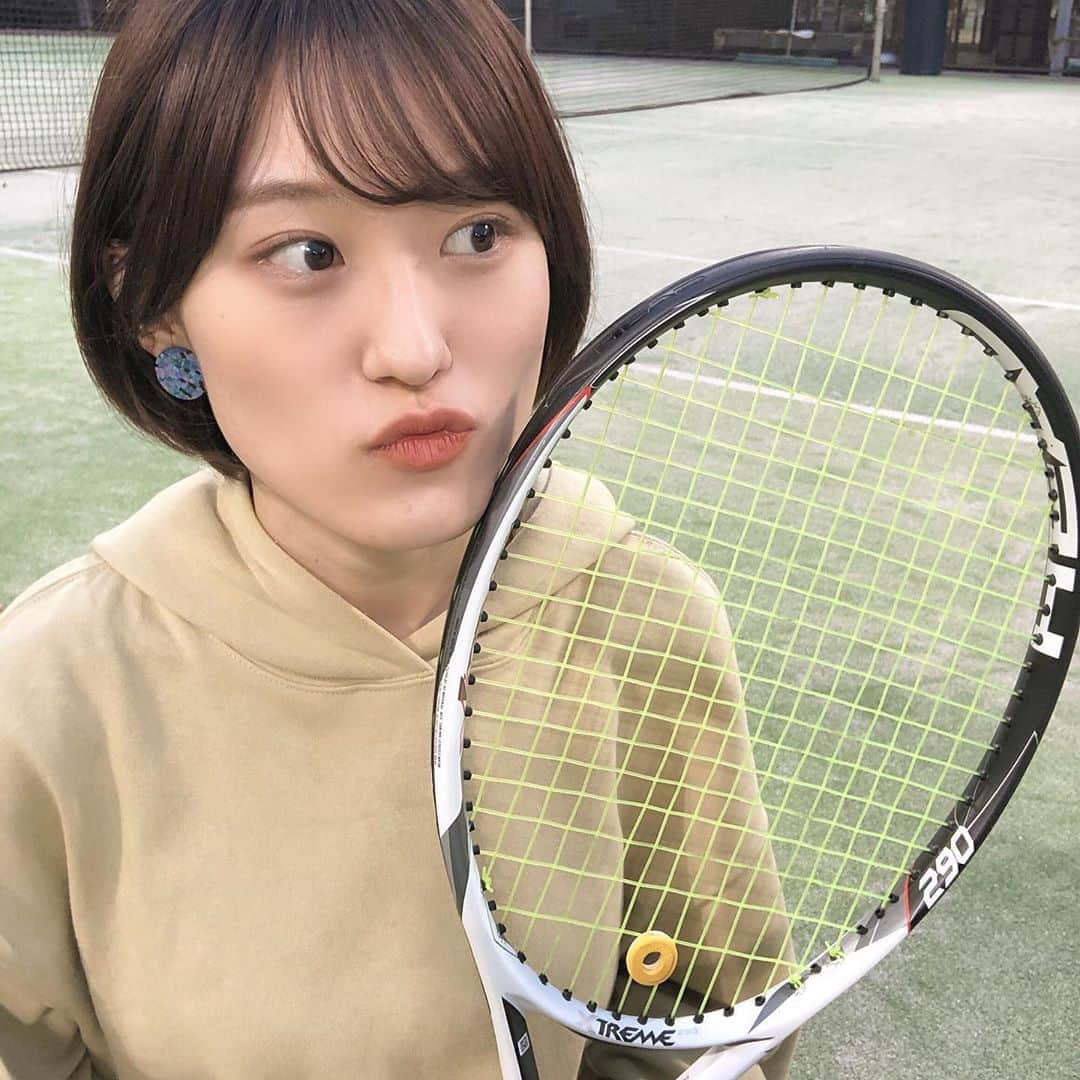 山口柚香さんのインスタグラム写真 - (山口柚香Instagram)「久しぶりに🎾 . 3時間たくさん動いたら、すぐ息切れしちゃって衰えを感じました〜 あと、手の皮がめちゃ剥けた笑！でもやっぱり楽しくて手が痛くてもたくさん打ってきました☀️ . . 久しぶりにサークルのみんなと会うと、ミスコン頑張ってるねとか毎日投票してるよ！って同期にも後輩にもたくさん言ってもらえて本当に嬉しかったです😭😭😭 本当にいい人達、、、この場を借りてありがとうって言いたい！(まだ気が早い) . . あと少し！！！！本当に本当に頑張るぞおおおおお！！今日も投票よろしくお願いします！！」10月15日 22時12分 - mizucon2020_no1