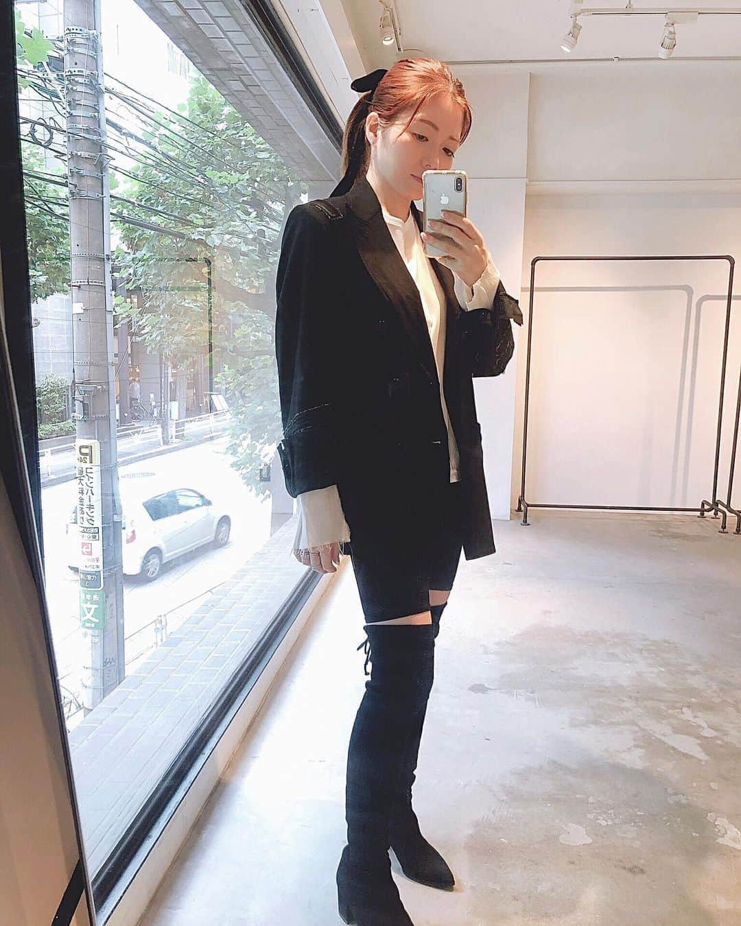 山脇道子のインスタグラム：「何年も着ているお気に入りのジャケット🖤 と これまではつけたことのなかった girlyなヘアアクセサリーが 去年からのmood🎀」