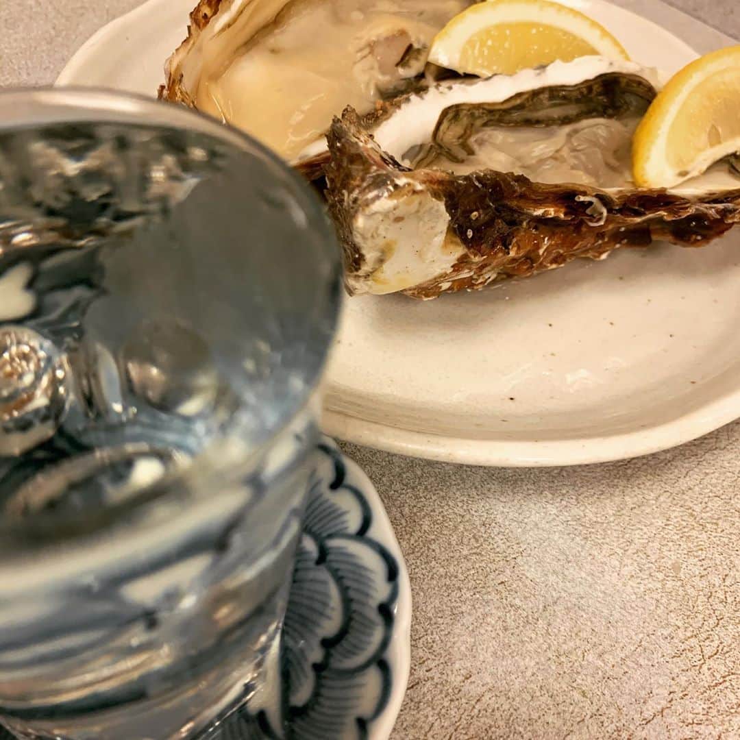 大鶴義丹さんのインスタグラム写真 - (大鶴義丹Instagram)「生牡蠣と、八海山を合わせて、まぁ王道ですな。」10月15日 22時22分 - gitan.ohtsuru
