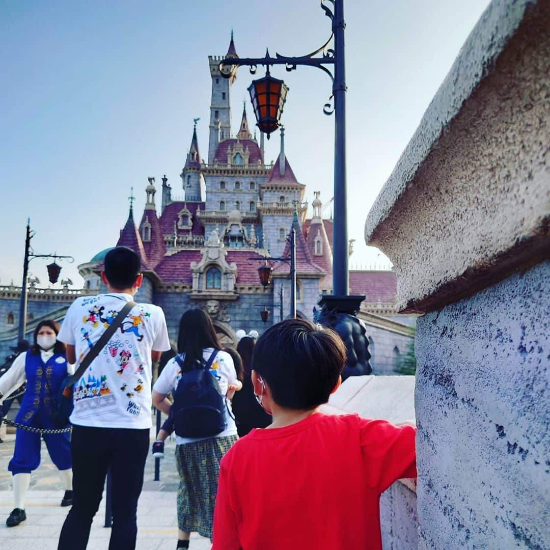 鈴木おさむさんのインスタグラム写真 - (鈴木おさむInstagram)「東京ディズニーランド、新しく出来た「美女と野獣エリア」に行きました。当日園内でエントリー受け付けしていた「美女と野獣」アトラクションに見事当選して、乗ってきました。いやー、幸せな時間。かなりロマンチックで楽しいアトラクション！最高でございました！」10月15日 22時19分 - osamuchan_suzuki