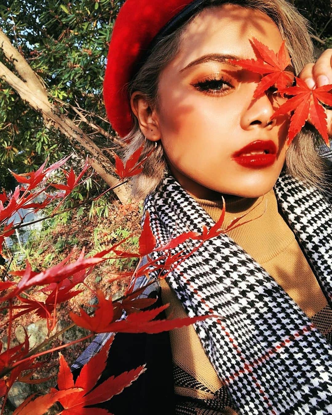 Candy のインスタグラム：「これ実は眩しくてこんな表情になってしまってるだけって言ったら信じる？笑　でも、まじで眩しくてこうなってるwww  そしたらわりといい表情に撮れた感激www  どう？🤣🤣　#福岡　#ハーフ　#旅行　#フィリピンハーフ　#紅葉　#秋　#紅葉　#autumncolors  #ハーフ　#秋メイク」