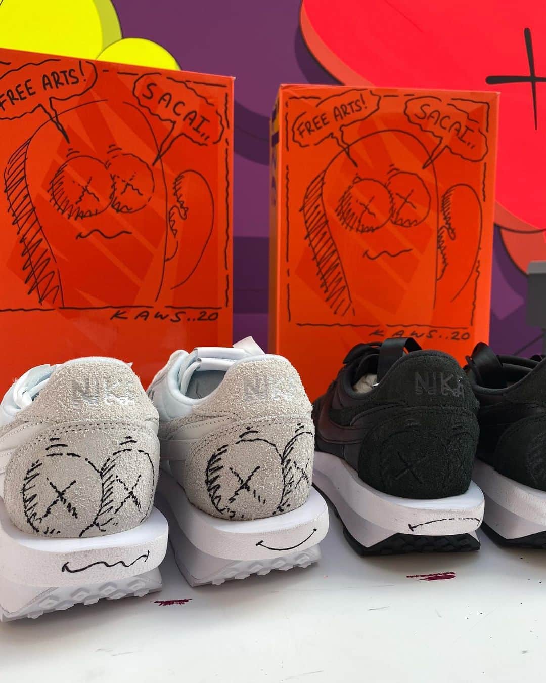 KAWSONEさんのインスタグラム写真 - (KAWSONEInstagram)「Sacai meant to send these to Free Arts for their benefit but they arrived at my studio first so... 🤷‍♂️ @sacaiofficial @freeartsnyc #KAWS #Sacai #FreeArts #Nike」10月16日 3時49分 - kaws