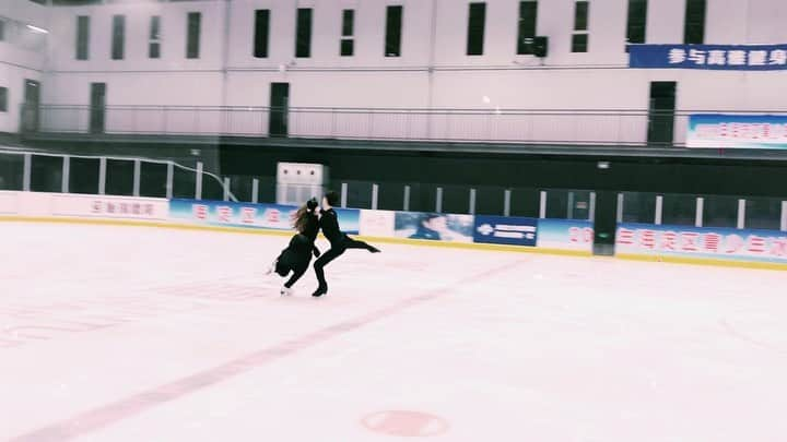 エカテリーナ・リャザーノワのインスタグラム：「With NaN playing on the ice💔 Remembering the good carefree moments when we didn’t expect all the world to close down ! Missing those times...  #memories #icedance #coach #student #nostalgia #china🇨🇳」