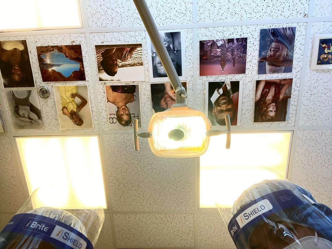 タイリース・ギブソンさんのインスタグラム写真 - (タイリース・ギブソンInstagram)「So I simple go in for a regular teeth cleaning -  the X-Ray and then an unexpected 2 1/2 hour oral surgery to remove a whole WISDOM TOOTH! To make it even sweeter I had my brother @usher and my sis @badgalriri smiling at me the whole time..... Face is swollen but life is good......」10月16日 3時52分 - tyrese