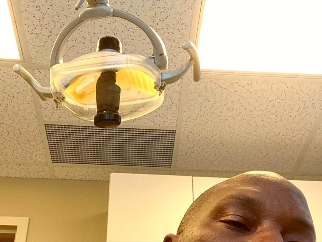 タイリース・ギブソンさんのインスタグラム写真 - (タイリース・ギブソンInstagram)「So I simple go in for a regular teeth cleaning -  the X-Ray and then an unexpected 2 1/2 hour oral surgery to remove a whole WISDOM TOOTH! To make it even sweeter I had my brother @usher and my sis @badgalriri smiling at me the whole time..... Face is swollen but life is good......」10月16日 3時52分 - tyrese