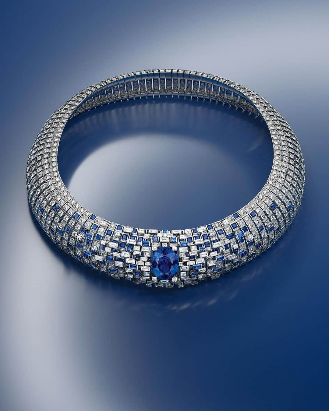 ルイ・ヴィトンさんのインスタグラム写真 - (ルイ・ヴィトンInstagram)「A beacon in the night. The sapphires and diamonds the Lune Bleue necklace shimmer like the reflection of a rising moon on the sea’s surface. Explore #LouisVuitton’s Jewelry Artistic Director Francesca Amfitheatrof new Stellar Times High Jewelry Collection.」10月16日 3時53分 - louisvuitton