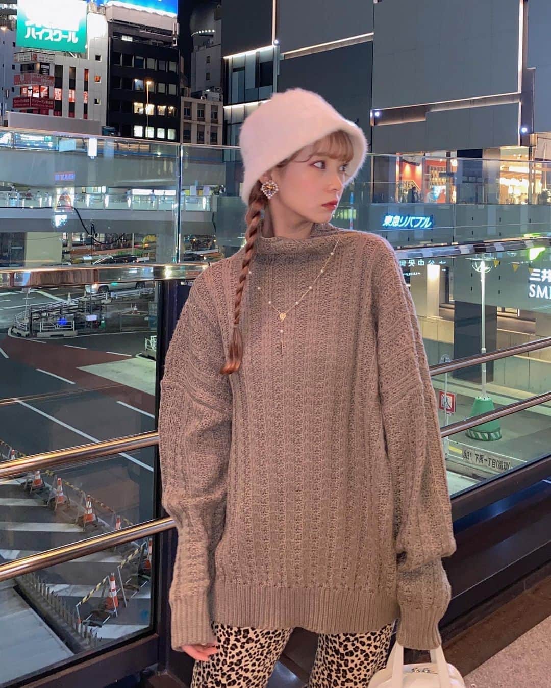 のインスタグラム：「@fifth_store でかわいいニットをGETしたので早速着ちゃった🤎 サイズ感ちょうど良い🙆‍♀️  #mim_ootd#fifth#fifthtl#フィフス#ボトルネック透かし編みボリュームニット#157cm」