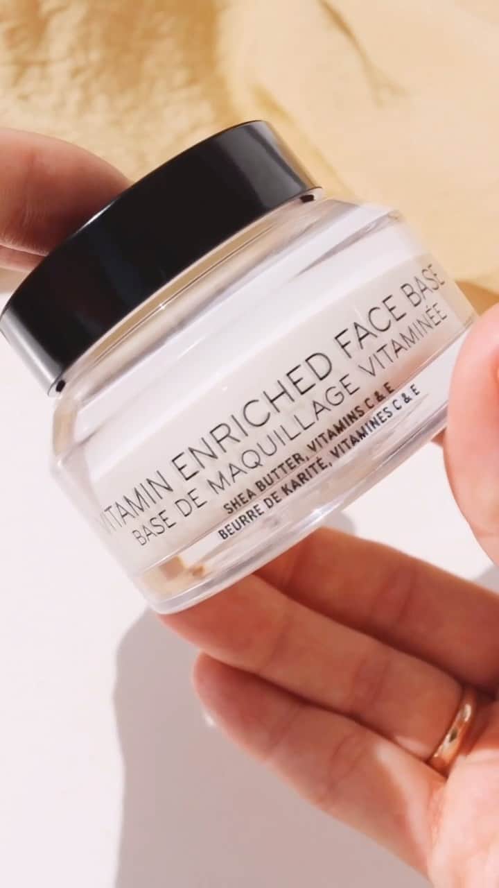 のインスタグラム：「Meet the dream cream: Vitamin Enriched Face Base. It’s our does-it-all moisturizer and primer that nourishes skin while boosting your glow.  WHY WE LOVE IT: • Shea Butter hydrates, softens, and cushions • Vitamins B, C, and E nourish skin • Notes of Grapefruit and Geranium wake up the senses  #bobbibrown #vitaminenriched #skincarecloseup #skincare #oddlysatisfying @bobbibrownrussia」