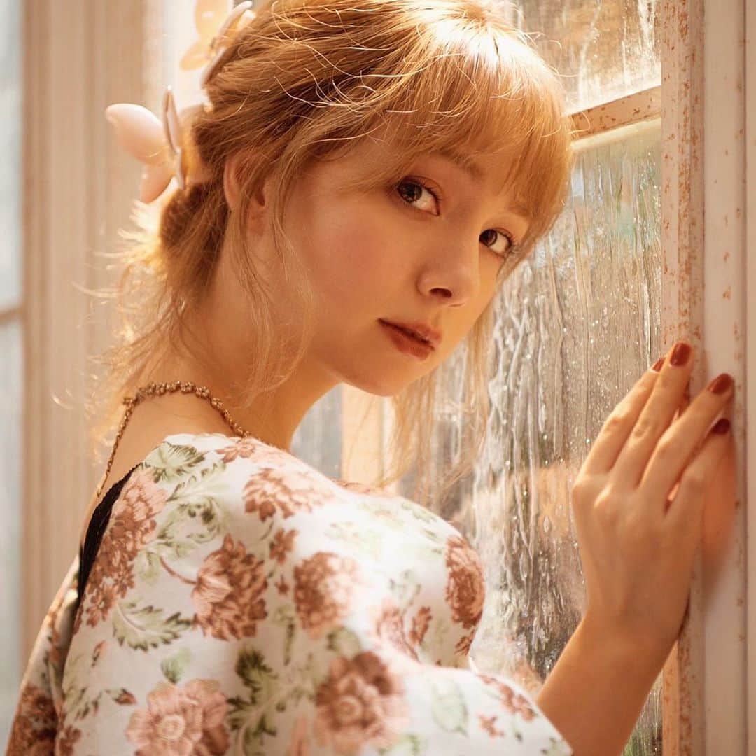 柴田あやなのインスタグラム：「@__treat.urself__ のほうでもデータが公開され始めたのでこちらでも❤︎ またちょこちょこオフショットだったり載せてきます〜  撮影するたび思うこと。トリートは低身長の味方すぎる！！！150cm前半の人はどうしてもパンツやスカートの丈で困ることが多いと思うけど、トリートのサイズ感ほんとありがたい、、 そして何よりお洋服たちが本当にかわいいです🥺❤︎」