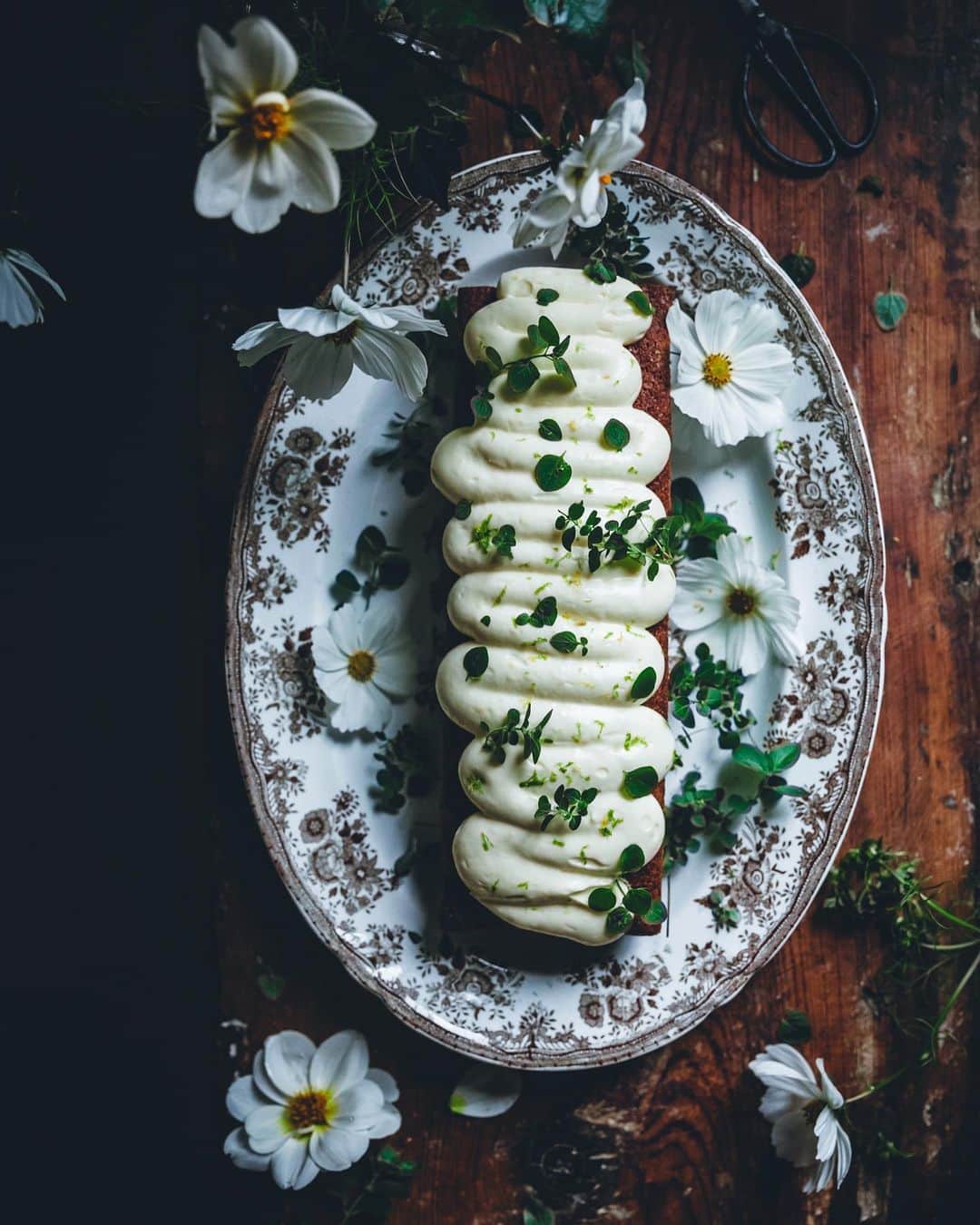 Linda Lomelinoのインスタグラム：「New blogpost and video! This Carrot Cake with Lemon Cream Cheese Frosting is now up on the blog and YouTube. I added cream to the frosting so it’s fluffy and delicious 🍋 Best one I ever made! Find links to the blogpost and video through the link in my profile 🤗💛」