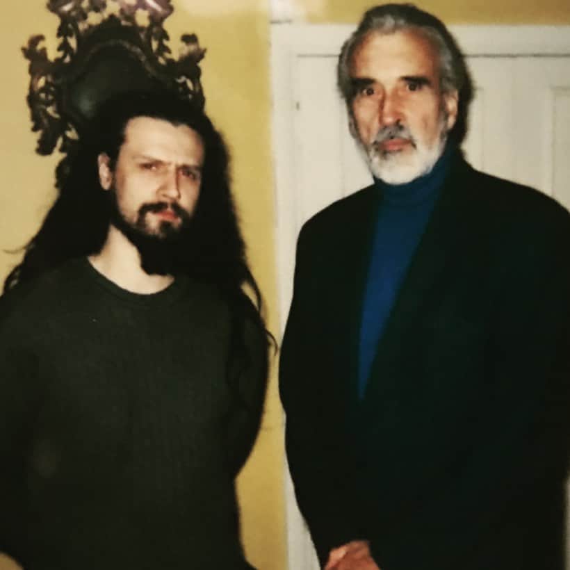 ロブ・ゾンビのインスタグラム：「Flashback to 1997. I had lunch with Sir Christopher Lee at his flat in London .👍🏼 Doesn’t get anymore Halloweenie 🎃 than this! We were discussing doing a movie together. One of the rare times I had a camera on me. #robzombie #sirchristopherlee  #hammerfilms #london🇬🇧#dracula #themummy #frankenstein」