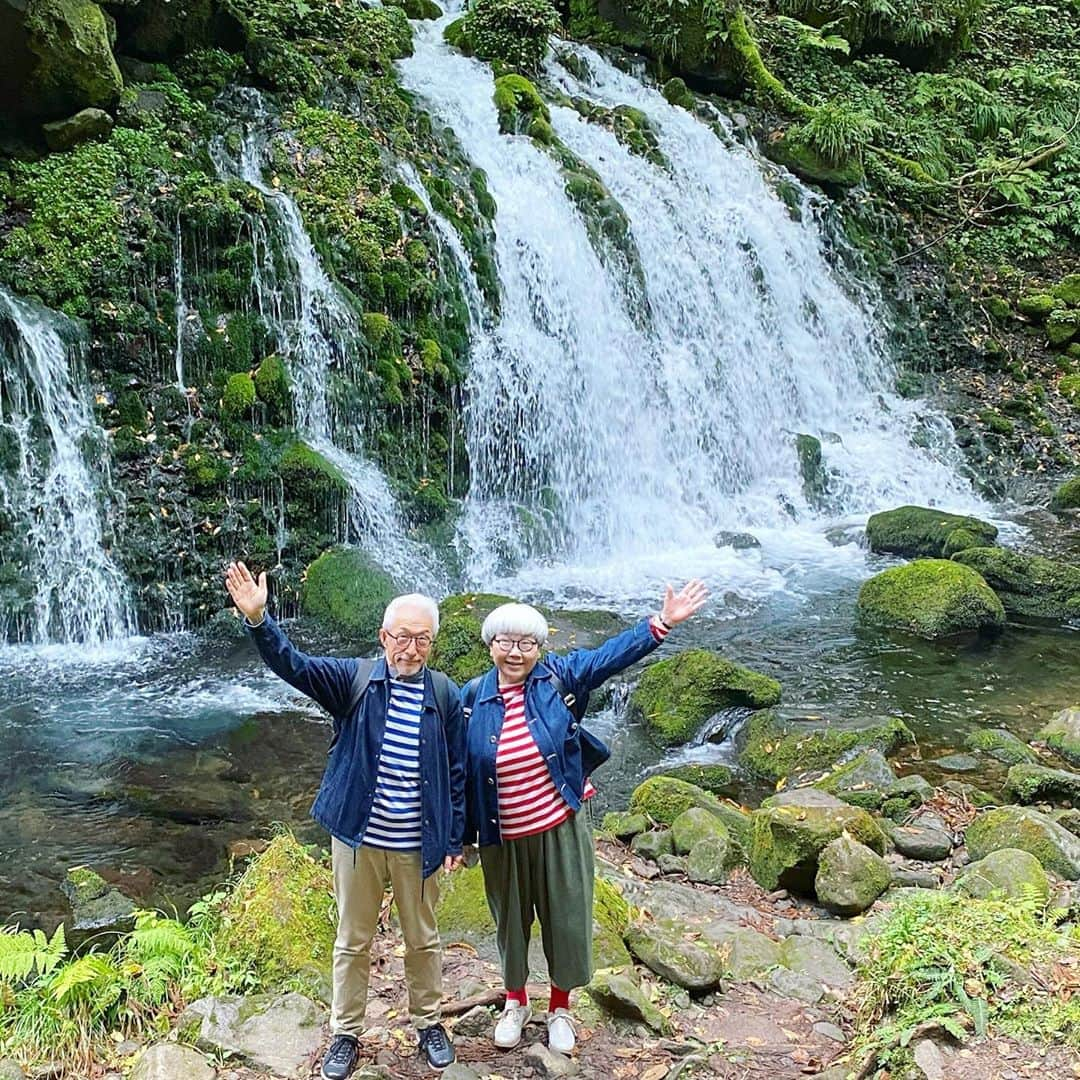 bon ponさんのインスタグラム写真 - (bon ponInstagram)「10月13日(火)〜14日(水)の1泊2日で、秋田県にかほ市を訪問してきました。 ＊ 令和3年4月～9月に東北6県で実施される東北デスティネーションキャンペーン(東北ＤＣ)に向けて、秋田県では「特別企画」と称して様々な新しい企画を用意しています。 その中の1つとして、にかほ市内での①観光②ディナー③宿泊がセットになったプランに参加させていただきました。 ＊ 【東北DC特別企画】 にかほの食と宿を満喫 https://www.tohokukanko.jp/sozaishu/detail_1008435.html  JR羽越本線仁加保駅からの着地プラン ・にかほ市内の観光 ・「レメデニカホ」でのディナーコース ・「ホテルエクセルキクスイ」スイートルーム宿泊 ・お土産付き(飛良泉の日本酒など) 上記がセットになったプランです。 特別な日や記念日、自分へのご褒美など、優雅で贅沢な旅を満喫してみたい方へオススメです⛰🌊🍽🍷🏨  ▼プラン紹介者 秋田県観光振興課 JR東日本秋田支社 秋田県観光連盟 にかほ市観光課 ＊ ＊ 13日朝、仙台駅から秋田新幹線「こまち」に乗って秋田駅へ🚄 秋田駅から羽越本線の特急「いなほ」に乗り換えて仁賀保駅へ。車窓から日本海を眺めることができました🌊 仁賀保駅でスタッフの方々に迎えていただき「ホテルエクセルキクスイ」にチェックイン。憧れのスイートルームに案内されました🏨❤️ 着替えをして、タクシーで観光に出発🚖 ＊ 最初に向かったのは「元滝伏流水」 元滝伏流水は、平成の名水百選に選定されており、駐車場から遊歩道を歩いて約10分で行くことができます。 鳥海山に染み込んだ雨や雪解け水などが長い歳月をかけ、幅約30ｍ、高さ約5ｍの苔生した岩肌から吹き出します。1日約5万トンにもおよぶ水は、年中枯れることはなく、育まれた豊かな苔と水とのコントラストが美景を作り出しています。 夏の時期には、岩肌に弾ける水のしずくが霧を生み、あたり一面が清涼感に包まれ、秋には紅葉とともに美しい景色が広がります💧🌲🌿🍂🍁 ＊ つづく ・ ・ #秋田を旅しよう #にかほ市 #東北ＤC #東北DC特別企画 #ホテルエクセルキクスイ #元滝伏流水 #夫婦 #60代 #ファッション #コーディネート #リンクコーデ #夫婦コーデ #グレイヘア #白髪 #共白髪 #couple #over60 #fashion #coordinate #instafashion #instagramjapan #greyhair #grayhair #bonpon #bonpon511」10月15日 22時28分 - bonpon511