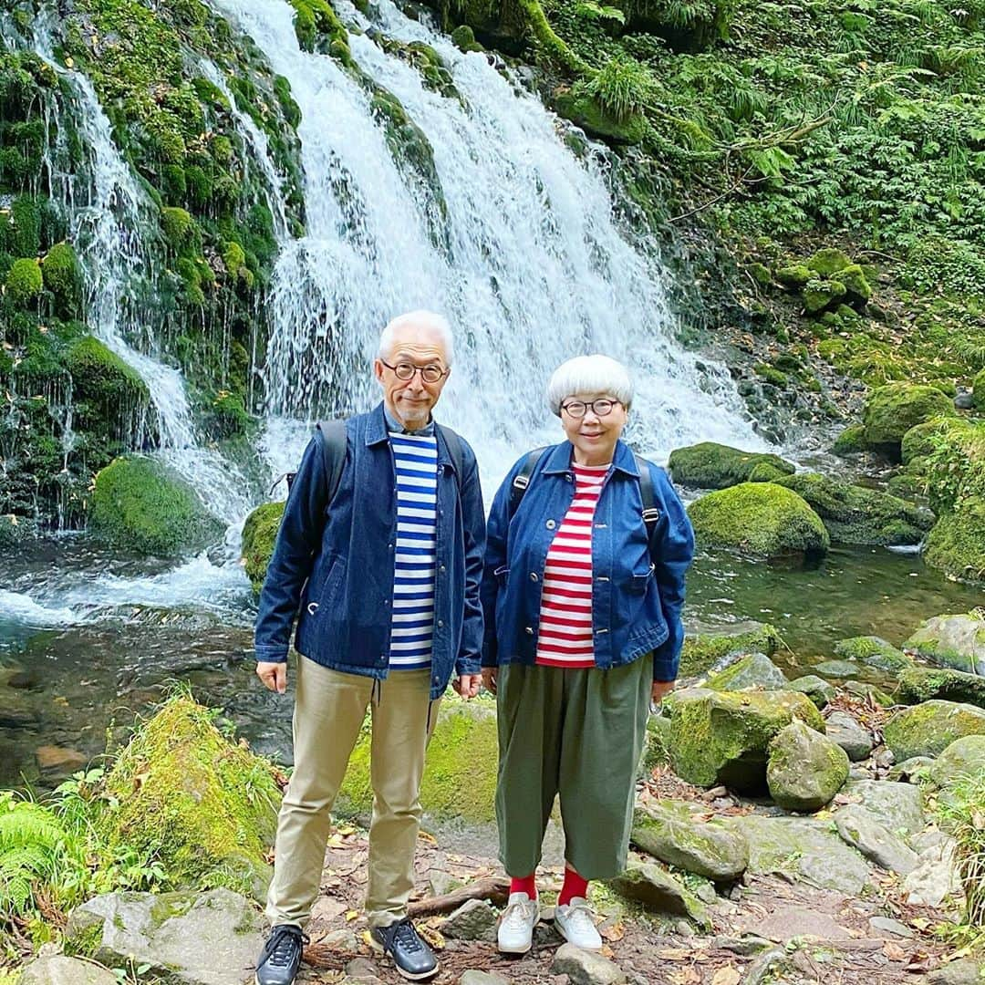 bon ponさんのインスタグラム写真 - (bon ponInstagram)「10月13日(火)〜14日(水)の1泊2日で、秋田県にかほ市を訪問してきました。 ＊ 令和3年4月～9月に東北6県で実施される東北デスティネーションキャンペーン(東北ＤＣ)に向けて、秋田県では「特別企画」と称して様々な新しい企画を用意しています。 その中の1つとして、にかほ市内での①観光②ディナー③宿泊がセットになったプランに参加させていただきました。 ＊ 【東北DC特別企画】 にかほの食と宿を満喫 https://www.tohokukanko.jp/sozaishu/detail_1008435.html  JR羽越本線仁加保駅からの着地プラン ・にかほ市内の観光 ・「レメデニカホ」でのディナーコース ・「ホテルエクセルキクスイ」スイートルーム宿泊 ・お土産付き(飛良泉の日本酒など) 上記がセットになったプランです。 特別な日や記念日、自分へのご褒美など、優雅で贅沢な旅を満喫してみたい方へオススメです⛰🌊🍽🍷🏨  ▼プラン紹介者 秋田県観光振興課 JR東日本秋田支社 秋田県観光連盟 にかほ市観光課 ＊ ＊ 13日朝、仙台駅から秋田新幹線「こまち」に乗って秋田駅へ🚄 秋田駅から羽越本線の特急「いなほ」に乗り換えて仁賀保駅へ。車窓から日本海を眺めることができました🌊 仁賀保駅でスタッフの方々に迎えていただき「ホテルエクセルキクスイ」にチェックイン。憧れのスイートルームに案内されました🏨❤️ 着替えをして、タクシーで観光に出発🚖 ＊ 最初に向かったのは「元滝伏流水」 元滝伏流水は、平成の名水百選に選定されており、駐車場から遊歩道を歩いて約10分で行くことができます。 鳥海山に染み込んだ雨や雪解け水などが長い歳月をかけ、幅約30ｍ、高さ約5ｍの苔生した岩肌から吹き出します。1日約5万トンにもおよぶ水は、年中枯れることはなく、育まれた豊かな苔と水とのコントラストが美景を作り出しています。 夏の時期には、岩肌に弾ける水のしずくが霧を生み、あたり一面が清涼感に包まれ、秋には紅葉とともに美しい景色が広がります💧🌲🌿🍂🍁 ＊ つづく ・ ・ #秋田を旅しよう #にかほ市 #東北ＤC #東北DC特別企画 #ホテルエクセルキクスイ #元滝伏流水 #夫婦 #60代 #ファッション #コーディネート #リンクコーデ #夫婦コーデ #グレイヘア #白髪 #共白髪 #couple #over60 #fashion #coordinate #instafashion #instagramjapan #greyhair #grayhair #bonpon #bonpon511」10月15日 22時28分 - bonpon511