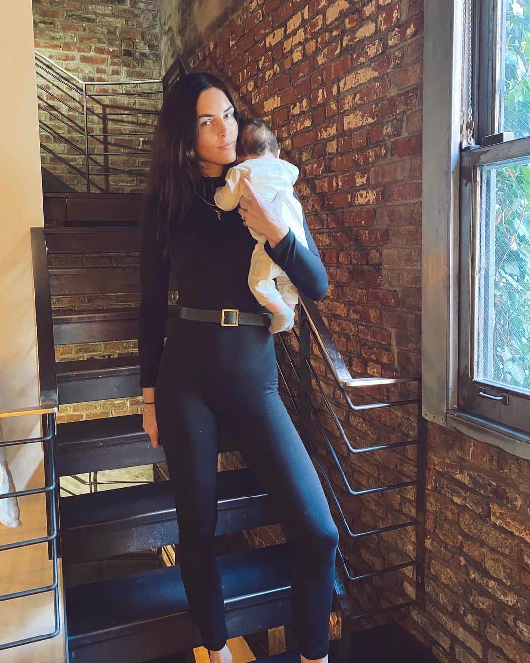 ヒラリー・ローダのインスタグラム：「Met my friend @nictrunfio when we were babies, and now we have babies of our own! Since Nash was born in the middle of a heatwave, I didn’t get to wear this @bumpsuit during my pregnancy... but thankfully her line is made for wearing postpartum as well! So soft and comfy. ✨」