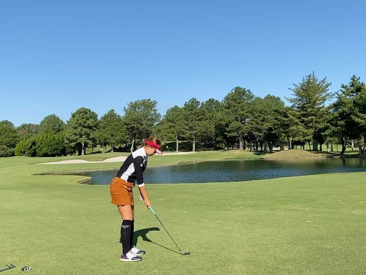 原田怜奈のインスタグラム：「久々の動画🙃 今日は太平洋六甲⛳️❤︎ 🔵ティーから 2ダボだけど75😅 たくさん課題は あるけど今は クォーターショットを 練習してます😀😀 上手くなるっ！  どんな時でも 駆けつけてくれる かんきちとラウンドでした😘 . . . . . #女子ゴルファー　#ゴルフ　#golf」