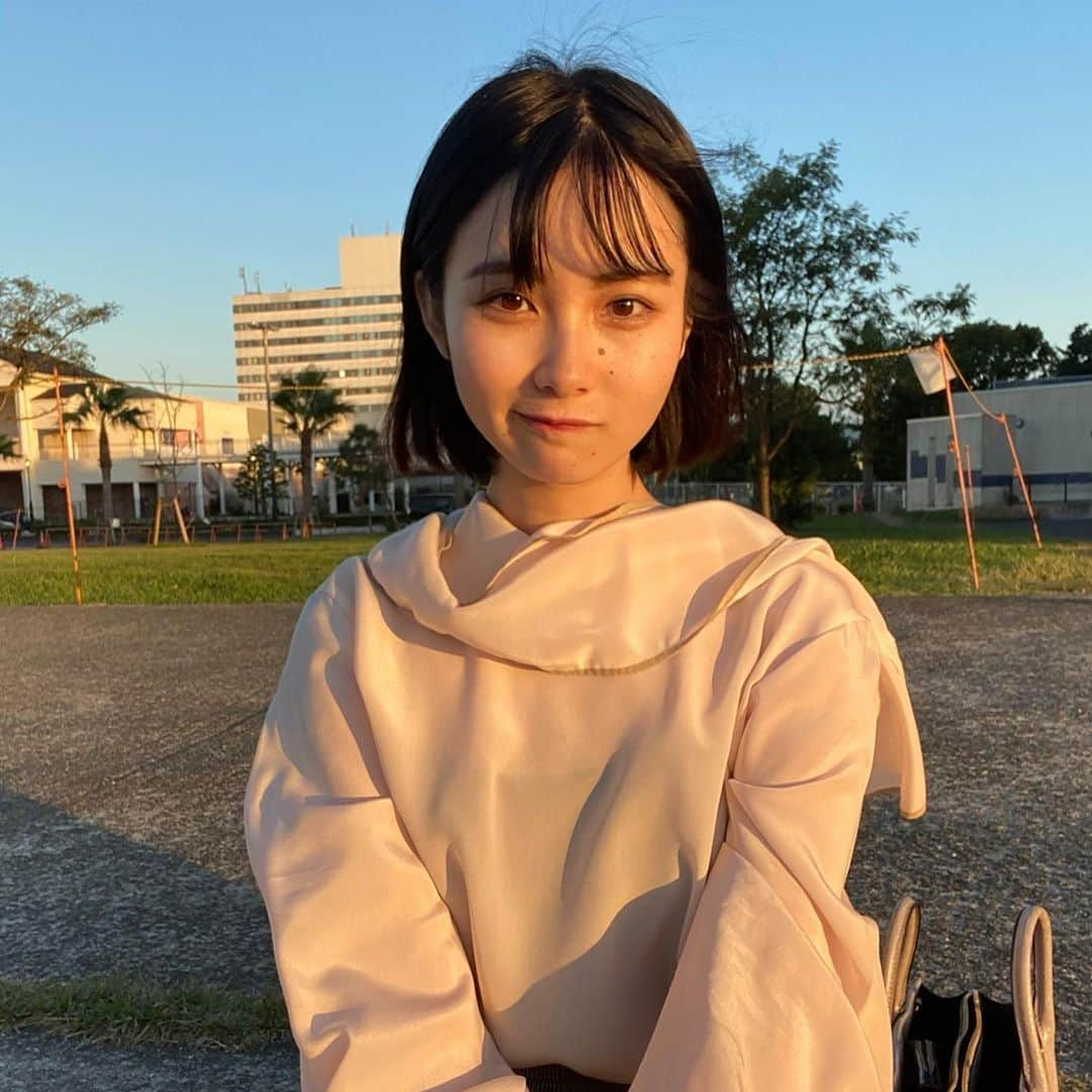 志茂彩奈さんのインスタグラム写真 - (志茂彩奈Instagram)「こんばんは🌙 今日は苦手な注射をしに行った後マーブルビーチに行きました✨  ここから見る日の入りがとっても綺麗で何回も訪れてます😌 今日は風が強すぎて髪の毛がボサボサですがお手柔らかに、、😭  2枚目頭のてっぺんからビーム出てます！かっこいいでしょ？😎 ・ ・ 本日もたくさんの方とコメントでお話しができて 楽しかったです💕 また投票もありがとうこざいます😭 本当に嬉しくて幸せです！またお願いします🙇‍♀️✨ ・ ・ #ミスキャンパス同志社女子2020 #ミス同女 #ファイナリスト #ミスキャンパス #しもぽち #マーブルビーチ#日の入り#海#夕陽」10月15日 22時36分 - nayaas___