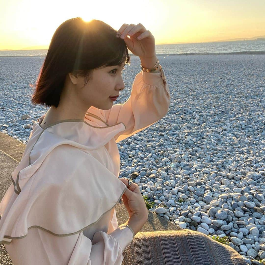 志茂彩奈さんのインスタグラム写真 - (志茂彩奈Instagram)「こんばんは🌙 今日は苦手な注射をしに行った後マーブルビーチに行きました✨  ここから見る日の入りがとっても綺麗で何回も訪れてます😌 今日は風が強すぎて髪の毛がボサボサですがお手柔らかに、、😭  2枚目頭のてっぺんからビーム出てます！かっこいいでしょ？😎 ・ ・ 本日もたくさんの方とコメントでお話しができて 楽しかったです💕 また投票もありがとうこざいます😭 本当に嬉しくて幸せです！またお願いします🙇‍♀️✨ ・ ・ #ミスキャンパス同志社女子2020 #ミス同女 #ファイナリスト #ミスキャンパス #しもぽち #マーブルビーチ#日の入り#海#夕陽」10月15日 22時36分 - nayaas___