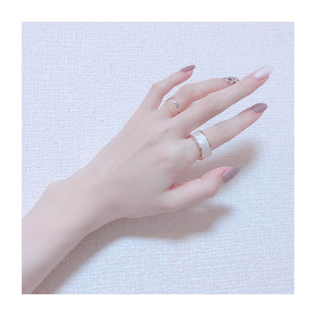 篠崎瑞希のインスタグラム：「.﻿ ﻿ fing.さんから﻿ またまたリング戴きました😭(人差し指)﻿ ﻿ 以前薬指につけている﻿ 細めのリングを2連付けできるように﻿ 二つ戴いたので﻿ 今回は一つでアクセントになる﻿ マーブルリングを選びました💍﻿ ﻿ 10/31までWEB SHOPで使用可能の10%オフクーポンコード﻿ " 10mizuki "﻿ を利用してぜひお買い物してみてください！﻿ リング以外にも可愛いものたくさんだから﻿ タグから飛んでみて〜(^○^)﻿ ﻿ fing.さんの指輪大好きだから フォロワー少ないわたしにも提供のお話くださったのめちゃくちゃ嬉しいし優しい（；＿；） DMも丁寧で中の人までだいすきです（；＿；） ﻿ #셀스타그램#얼스타그램#粉我#me#赞#셀피#일본여자#소통#소통해요#l4likse#like4likes#f4f#fing#クーポンコード」