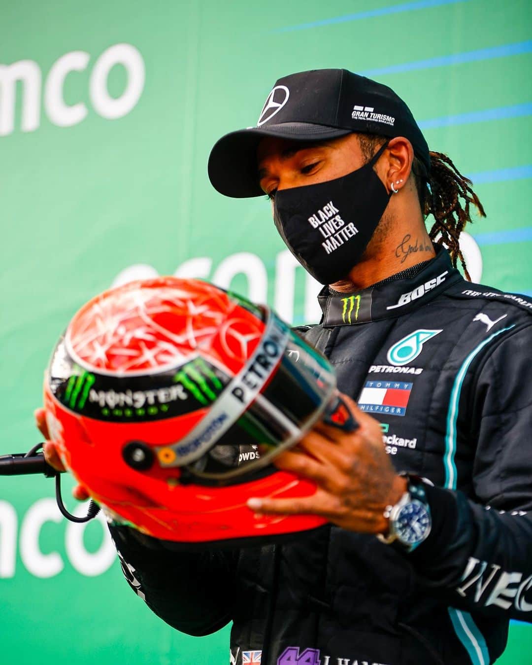 MERCEDES AMG PETRONASさんのインスタグラム写真 - (MERCEDES AMG PETRONASInstagram)「🥰 @lewishamilton’s helmet collection though. ❤️💛 We wonder who he’ll pass his helmet down to one day... 💭」10月15日 22時48分 - mercedesamgf1