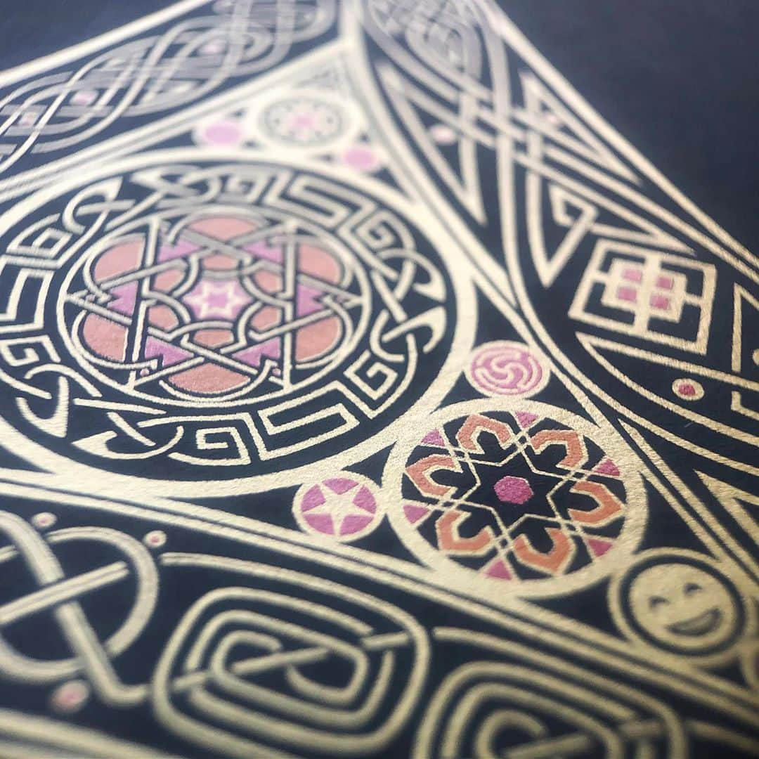 Seb Lesterさんのインスタグラム写真 - (Seb LesterInstagram)「Some macro shots of my new ‘T’ print. Link in profile ship worldwide. ✍️🙂👍 #T #art #heraldry #letterforms #emoji #ornament #patterns #gold #celtic #medieval #islamic #seblester #fun #illuminatedmanuscripts #twerk」10月15日 22時42分 - seblester