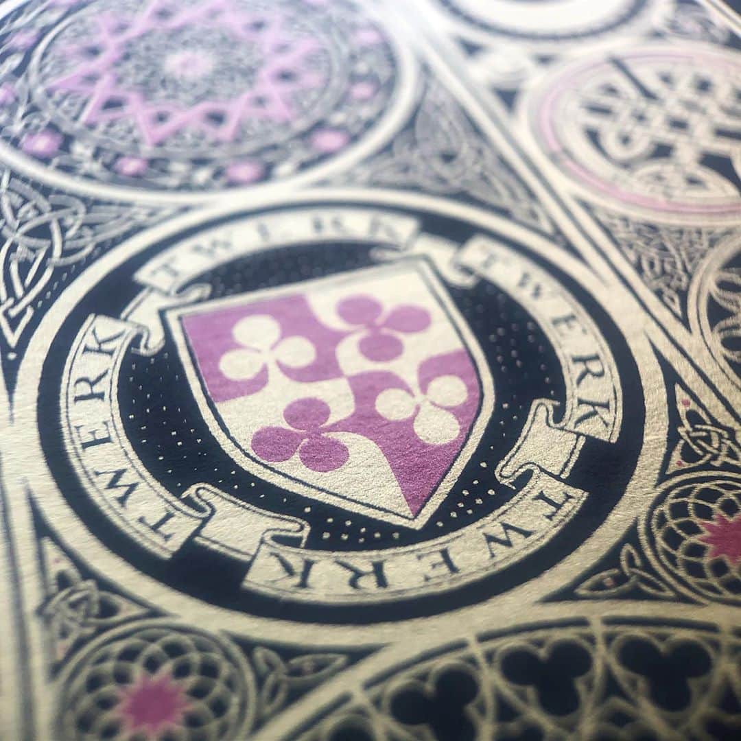 Seb Lesterさんのインスタグラム写真 - (Seb LesterInstagram)「Some macro shots of my new ‘T’ print. Link in profile ship worldwide. ✍️🙂👍 #T #art #heraldry #letterforms #emoji #ornament #patterns #gold #celtic #medieval #islamic #seblester #fun #illuminatedmanuscripts #twerk」10月15日 22時42分 - seblester